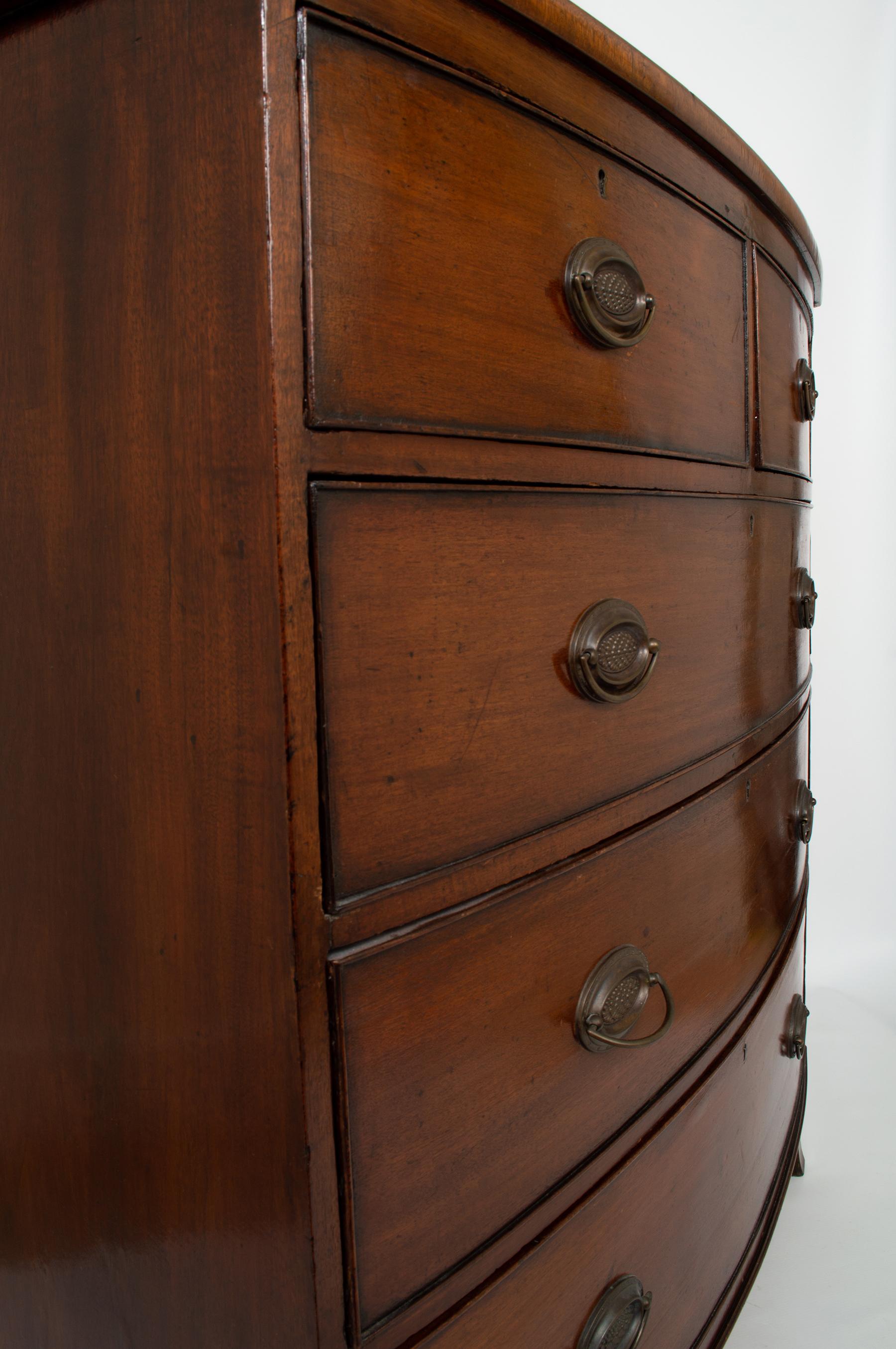 Antique English 19th Century George III Chest of Drawers, C.1800 In Good Condition For Sale In London, GB