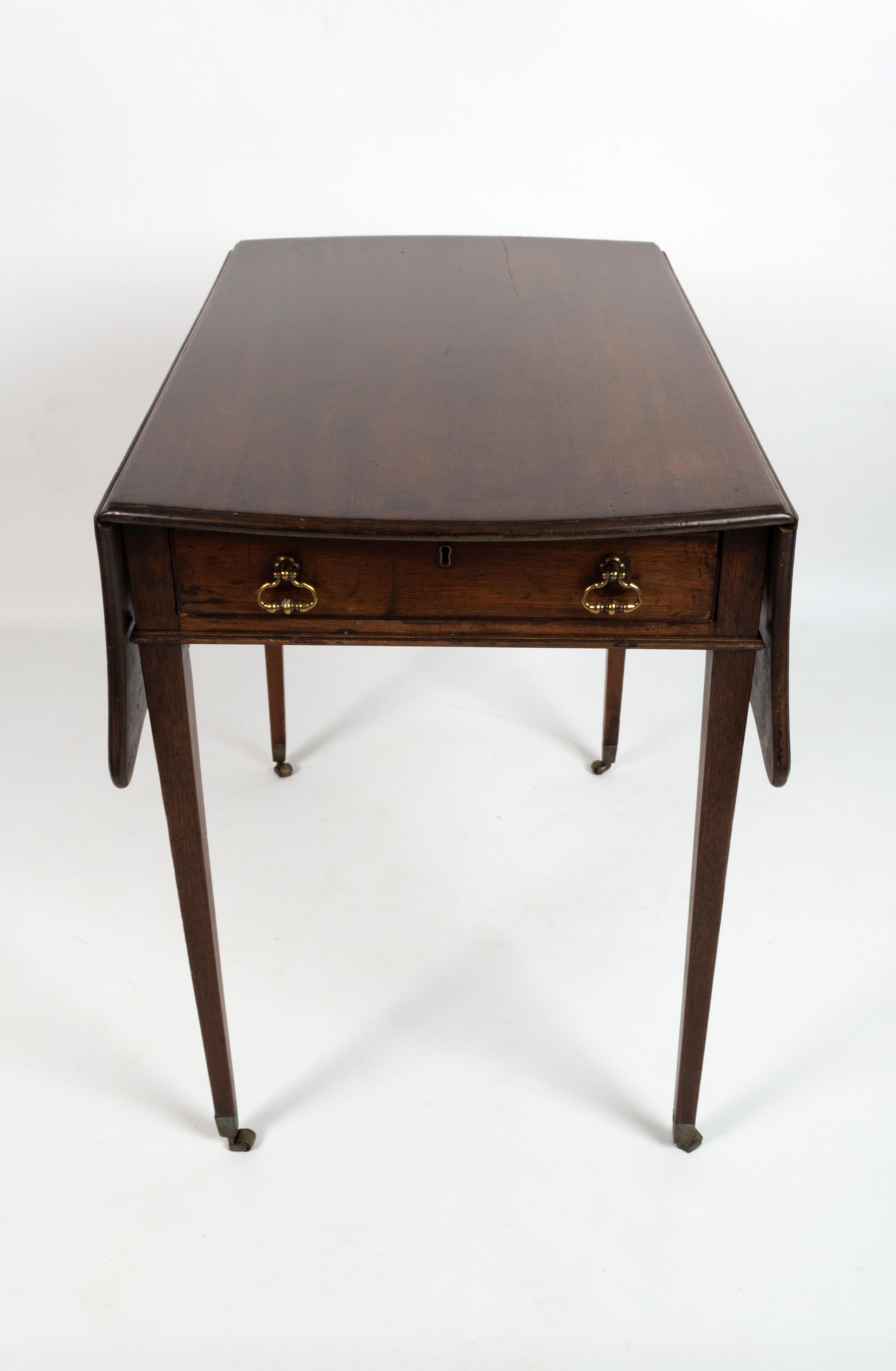 Antique English 18th Century George III mahogany butterfly pembroke table circa 1780

A George III mahogany Pembroke table, butterfly shaped, the drop leaf top over a single frieze drawer and square tapering legs.

Dimensions (cm):
W 51/95
L
