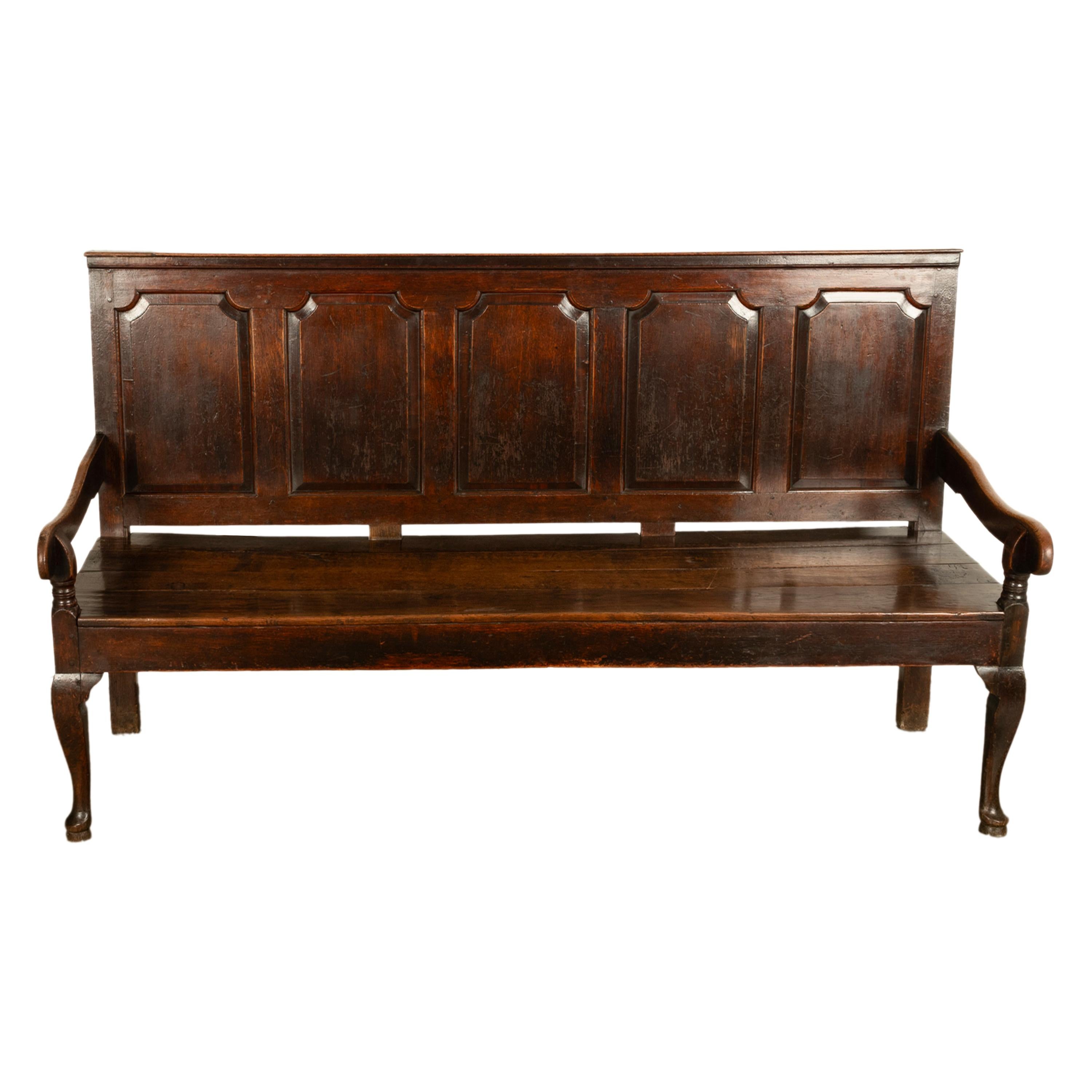 Très bon banc ancien en chêne Chippendale géorgien du 18e siècle, avec dossier à panneaux, vers 1780.
Très belle table en parfait état de conservation ; le haut dossier est orné de cinq panneaux à champs, la table est dotée d'importants accoudoirs