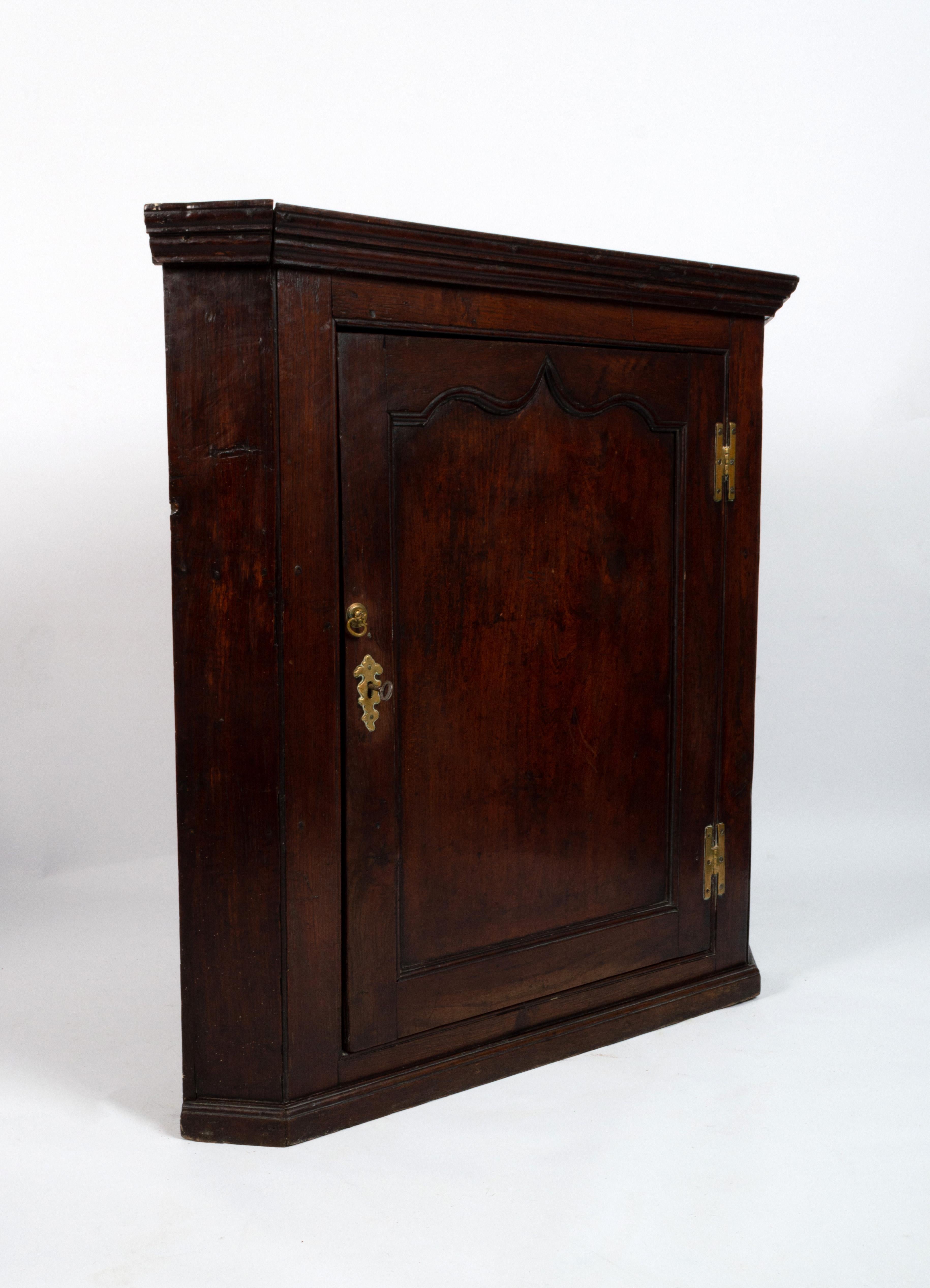 Antique English 18th century Georgian Oak corner cupboard.
George II
circa 1750.

A fine quality panelled oak hanging corner cupboard with brass H-hinges.
Good colour and patina. 
In excellent condition commensurate with age.