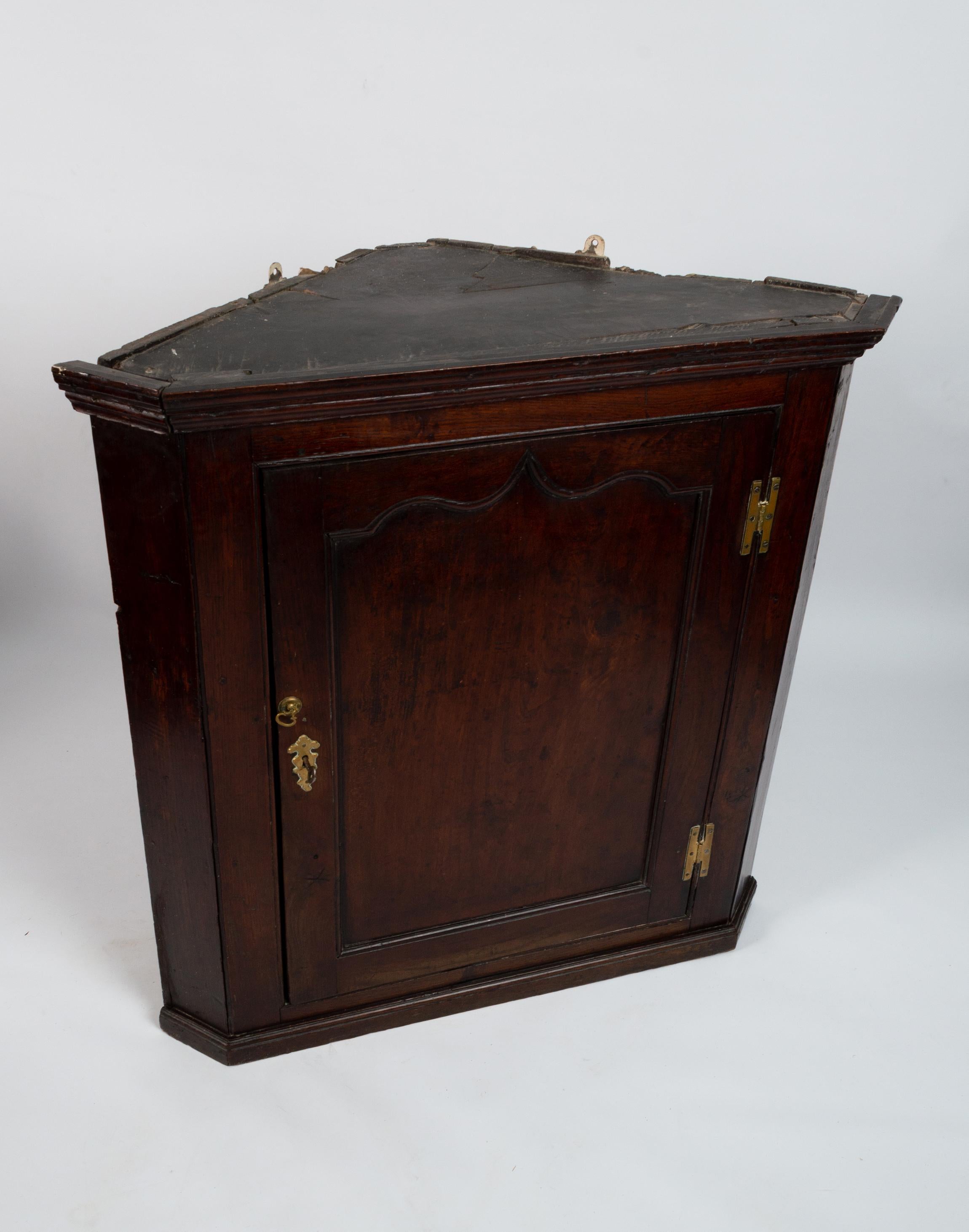 Antique English 18th Century Georgian Oak Corner Cupboard Cabinet, circa 1750 For Sale 1