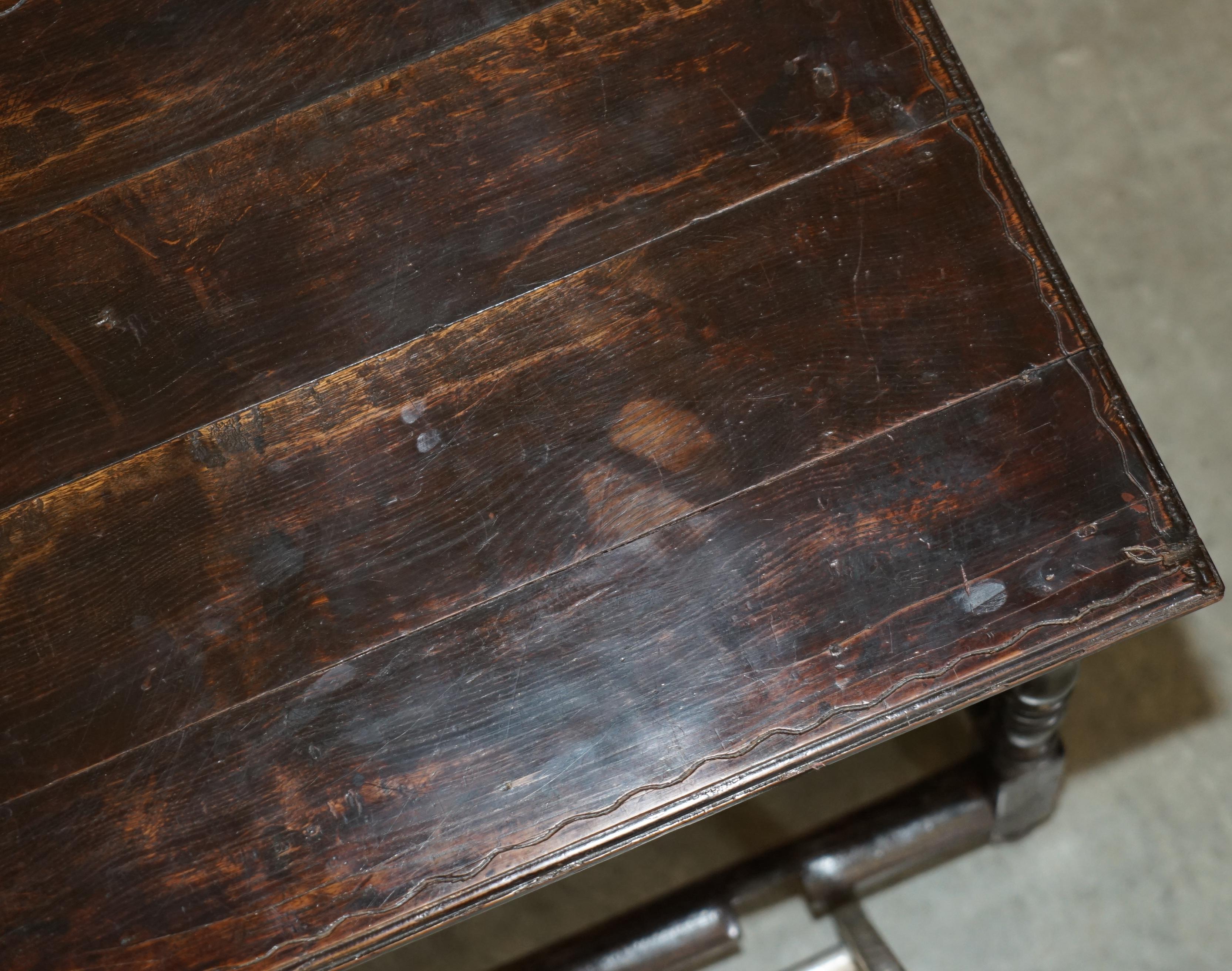 ANTIQUE ENGLISH 18TH CENTURY JACOBEAN CENTRE TABLE WiTH ORNATELY CARVED APRON For Sale 3