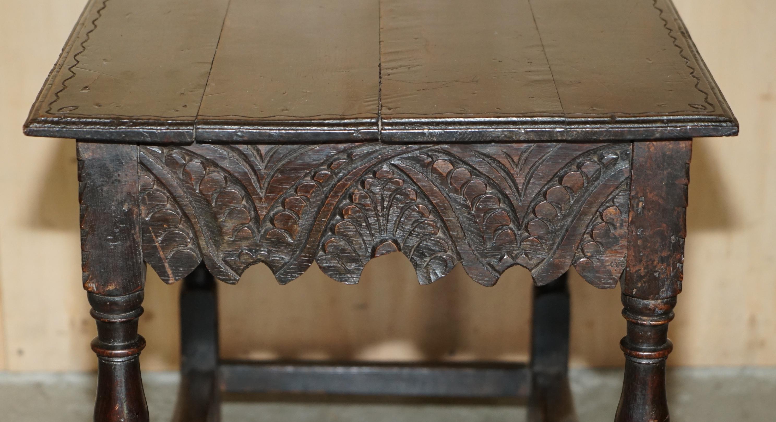 ANTIQUE ENGLISH 18TH CENTURY JACOBEAN CENTRE TABLE WiTH ORNATELY CARVED APRON For Sale 5