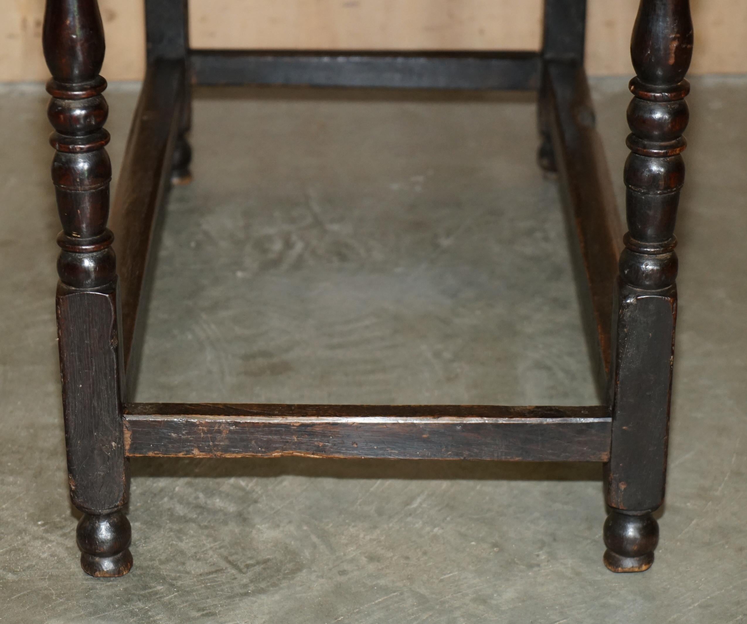 ANTIQUE ENGLISH 18TH CENTURY JACOBEAN CENTRE TABLE WiTH ORNATELY CARVED APRON For Sale 6