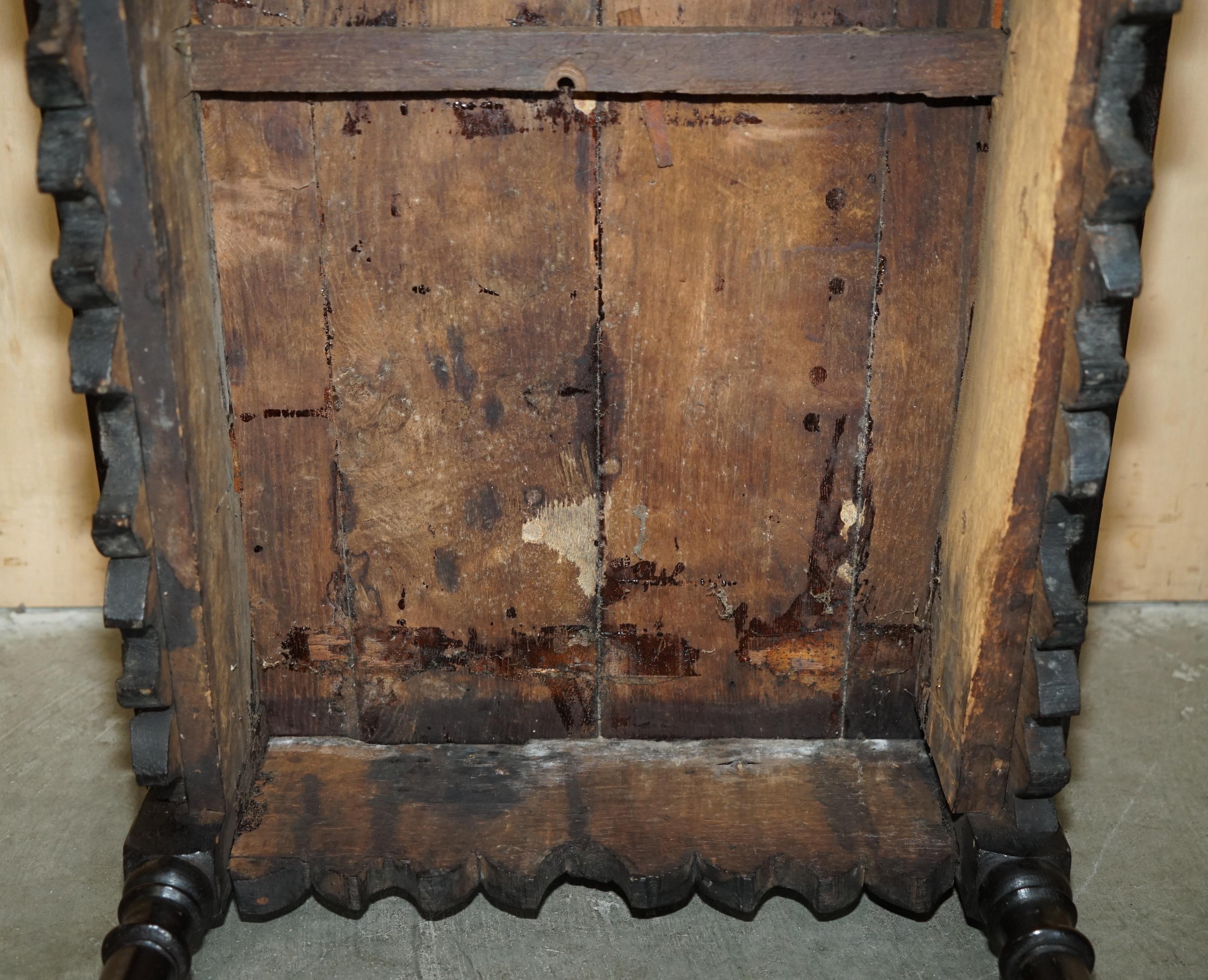 ANTIQUE ENGLISH 18TH CENTURY JACOBEAN CENTRE TABLE WiTH ORNATELY CARVED APRON For Sale 11