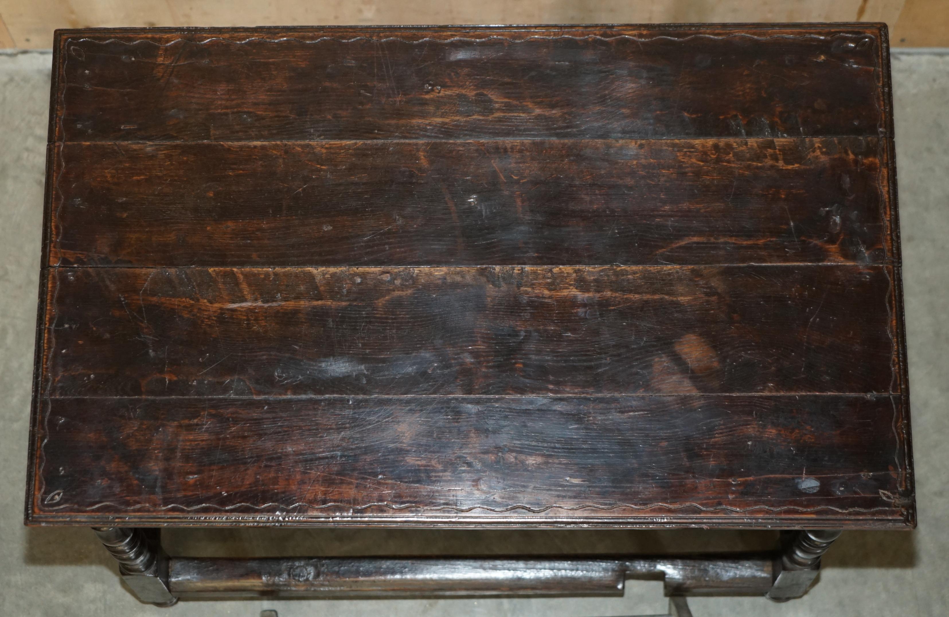 ANTIGUA MESA DE CENTRO JACOBEANA INGLÉS DEL SIGLO XVIII CON ALFOMBRA ORNATORIAMENTE TALLADA Roble en venta