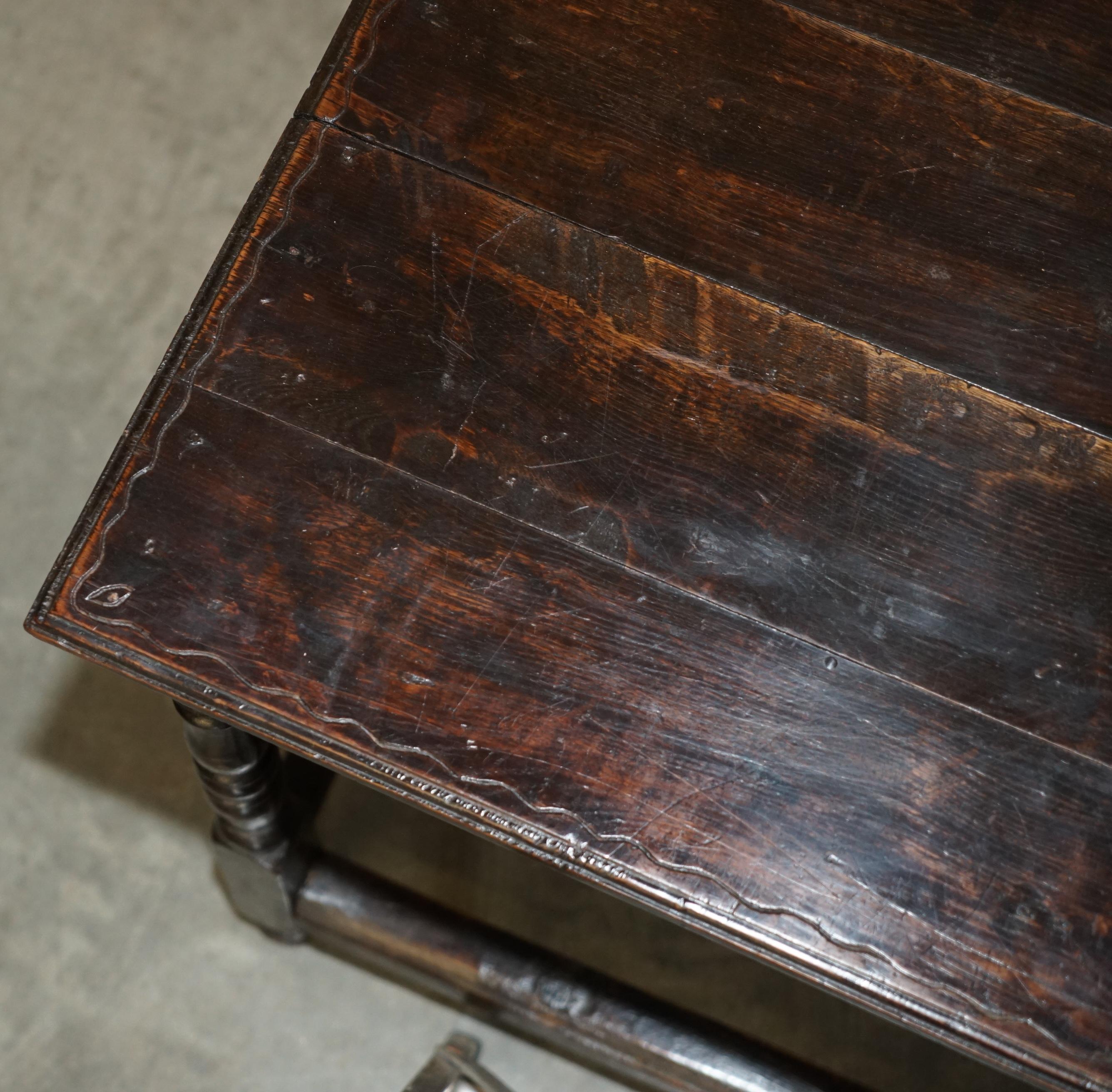 ANTIGUA MESA DE CENTRO JACOBEANA INGLÉS DEL SIGLO XVIII CON ALFOMBRA ORNATORIAMENTE TALLADA en venta 1