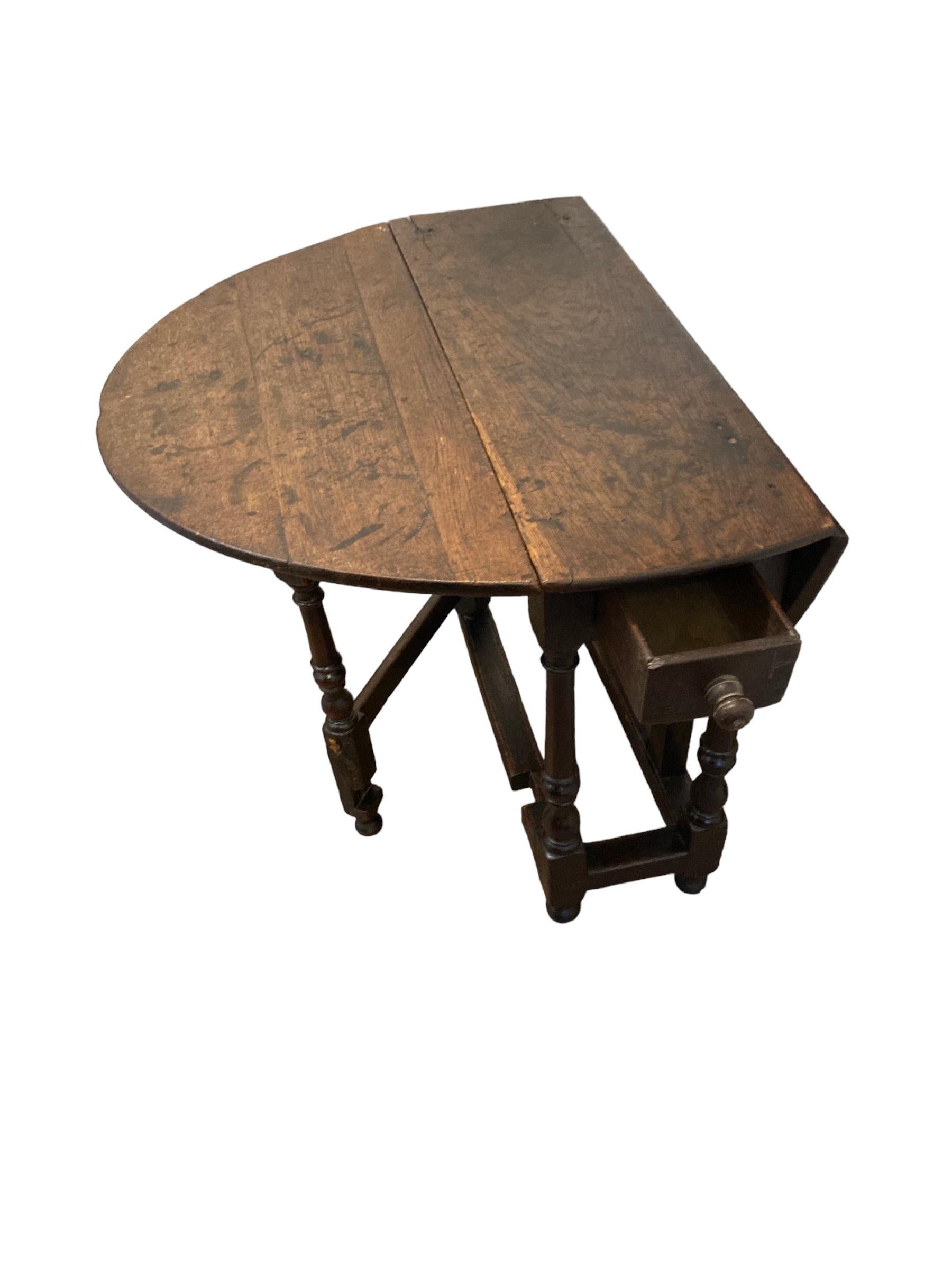 Antique English 18th Century Oak Gate Leg drop leaf Table For Sale 7