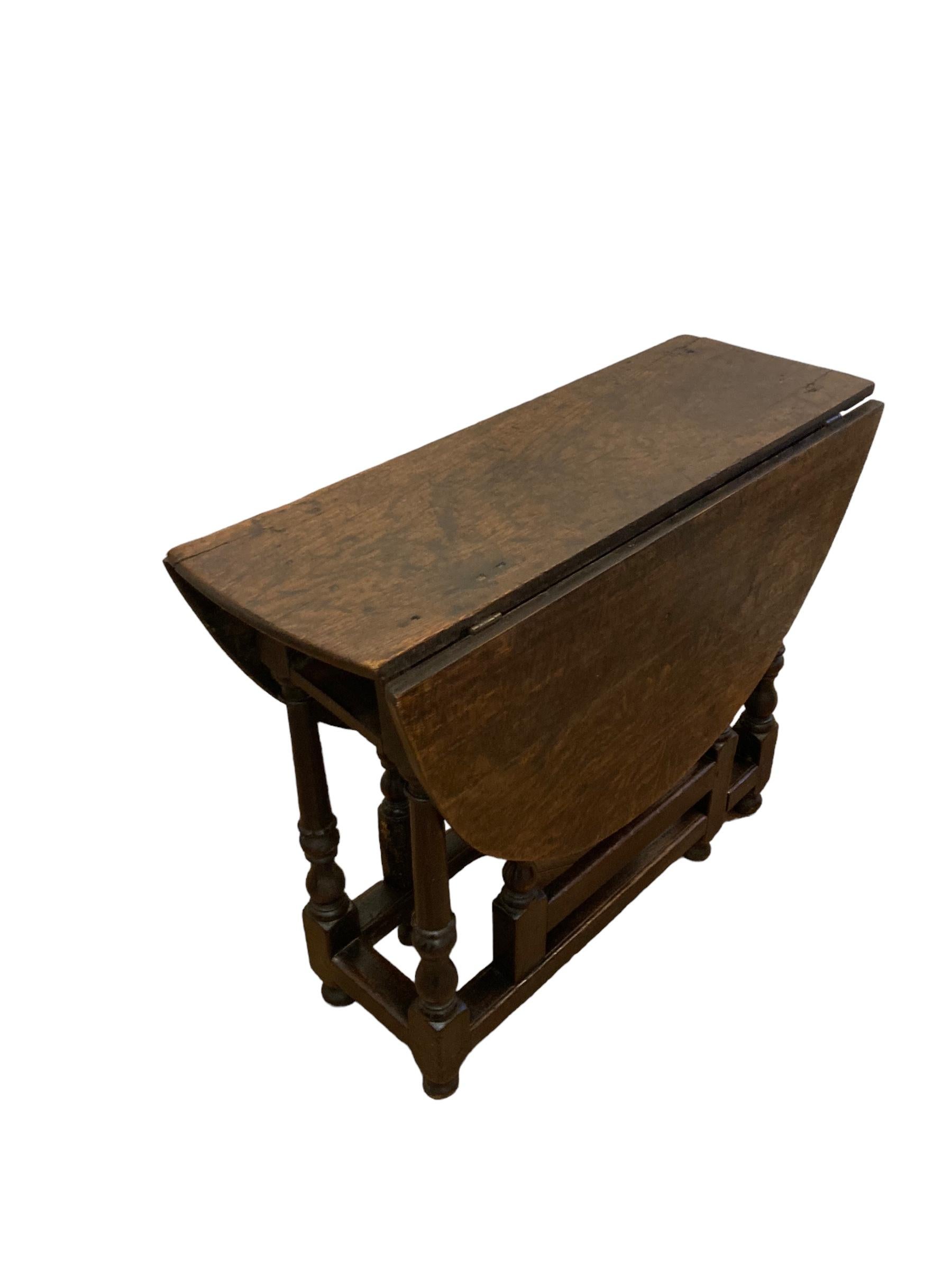 Turned Antique English 18th Century Oak Gate Leg drop leaf Table For Sale