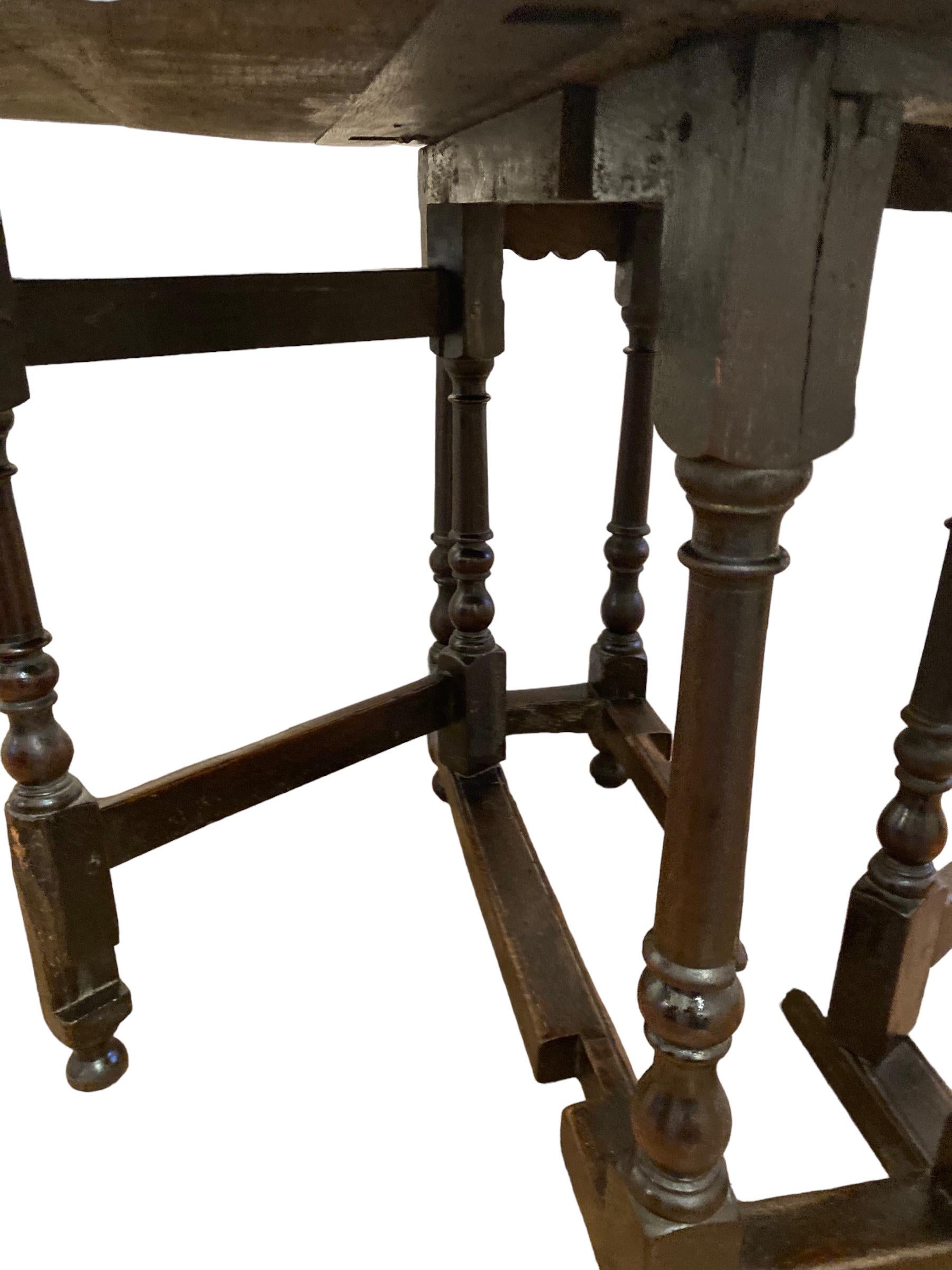 Antique English 18th Century Oak Gate Leg drop leaf Table In Good Condition For Sale In Bishop's Stortford, GB