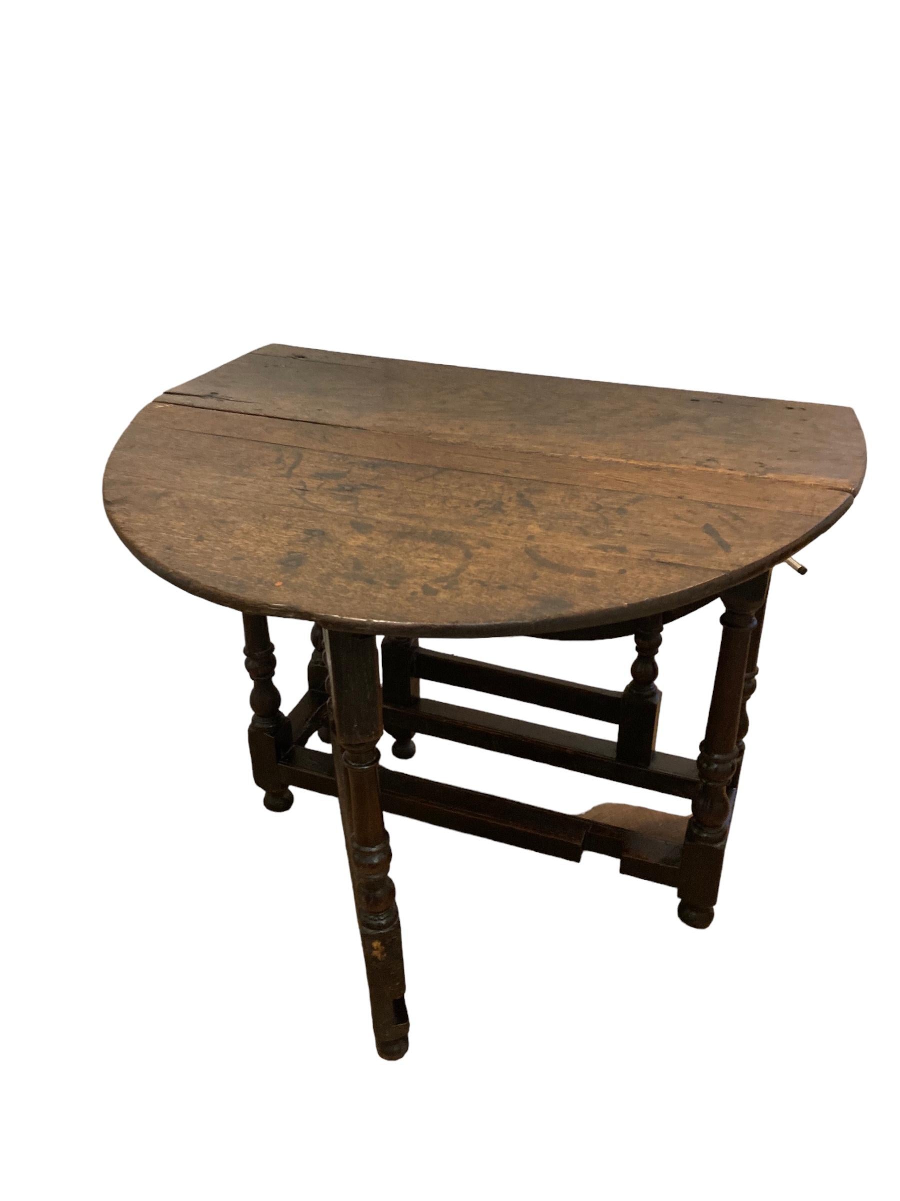 Antique English 18th Century Oak Gate Leg drop leaf Table For Sale 1