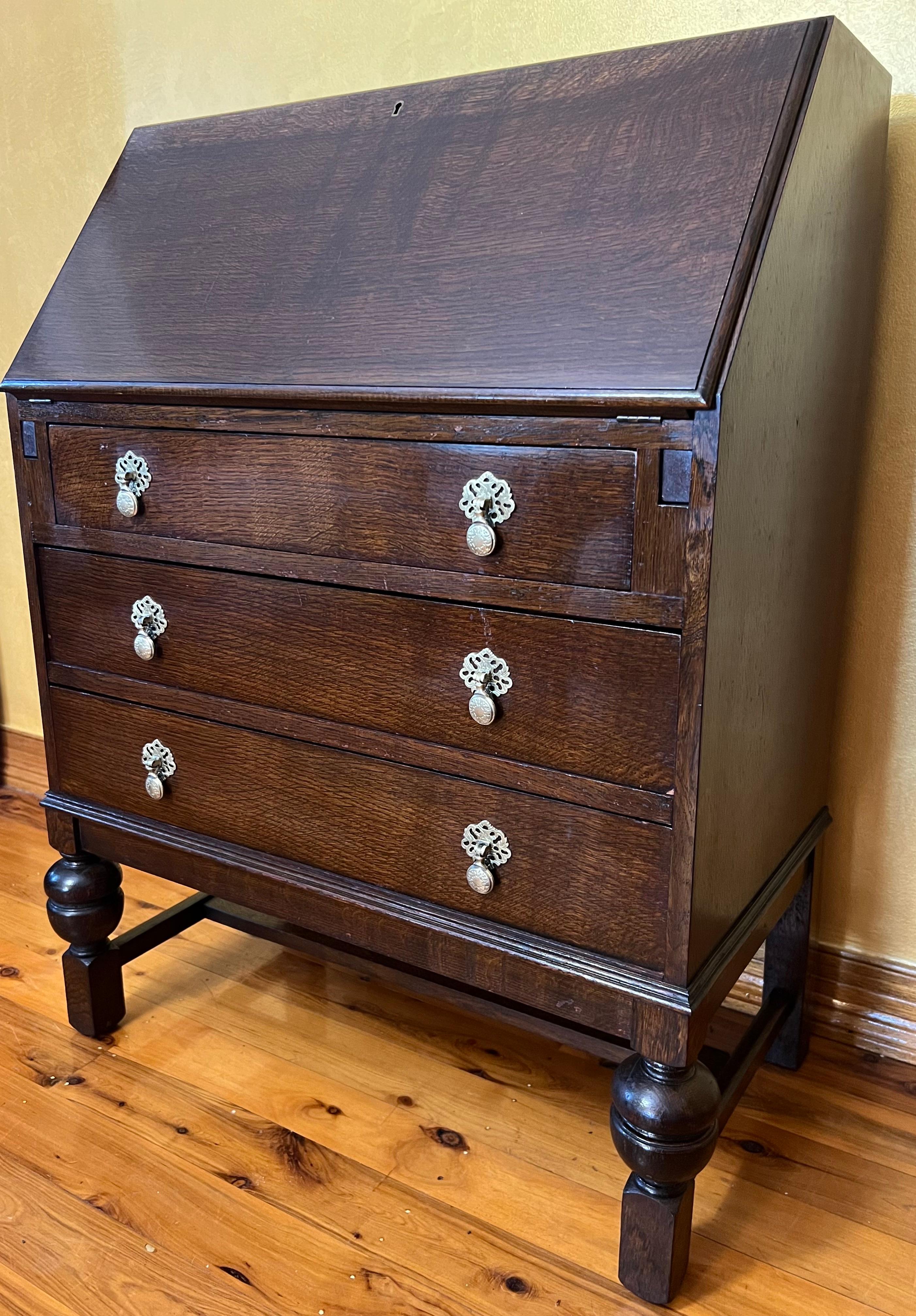 Antique English 1920s Bureau with Drawers In Good Condition For Sale In EDENSOR PARK, NSW