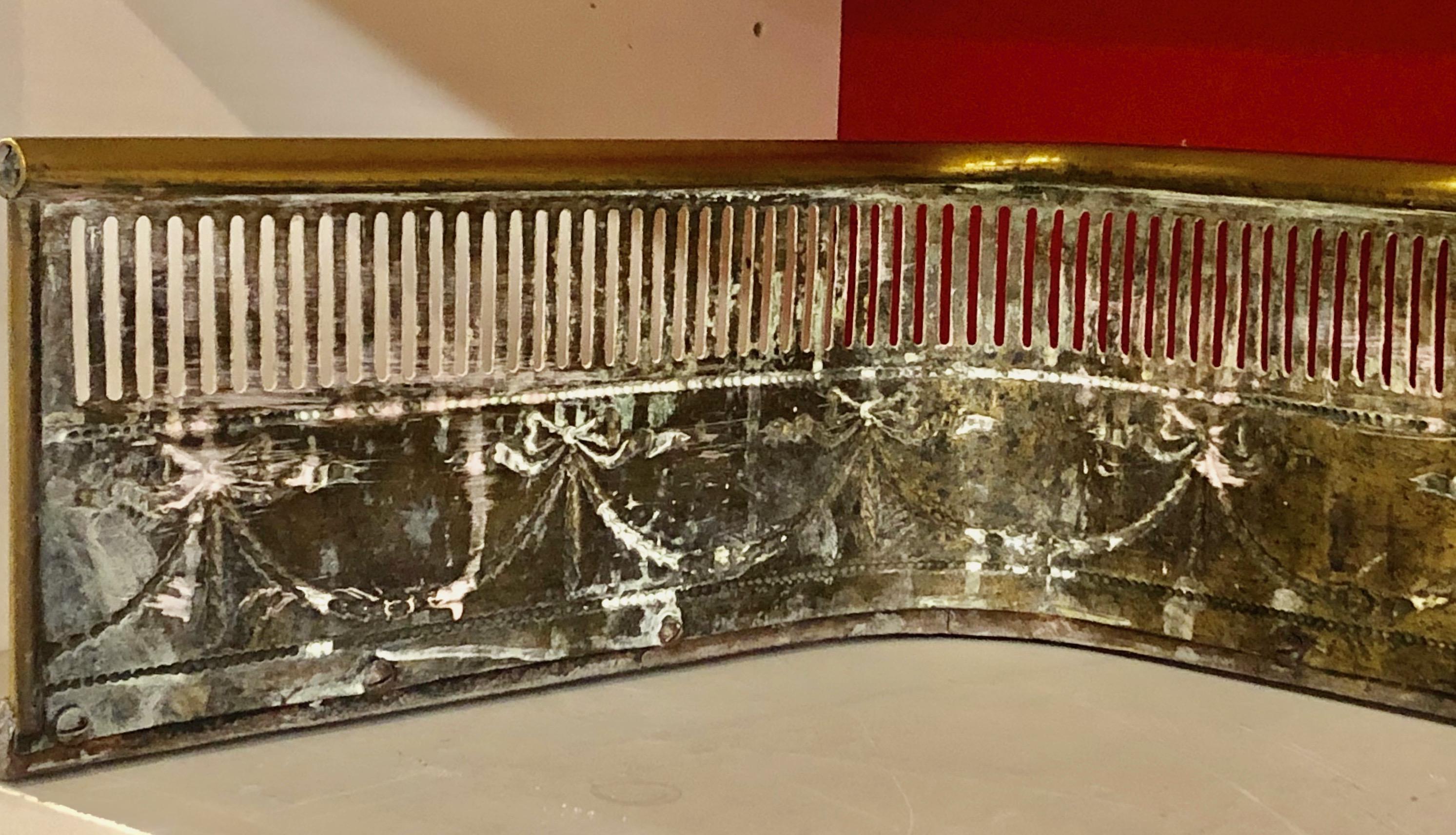 Englischer Kaminschutz aus ziseliertem und durchbrochenem Messing im „Adam“-Stil des 19. Jahrhunderts (Handgefertigt) im Angebot