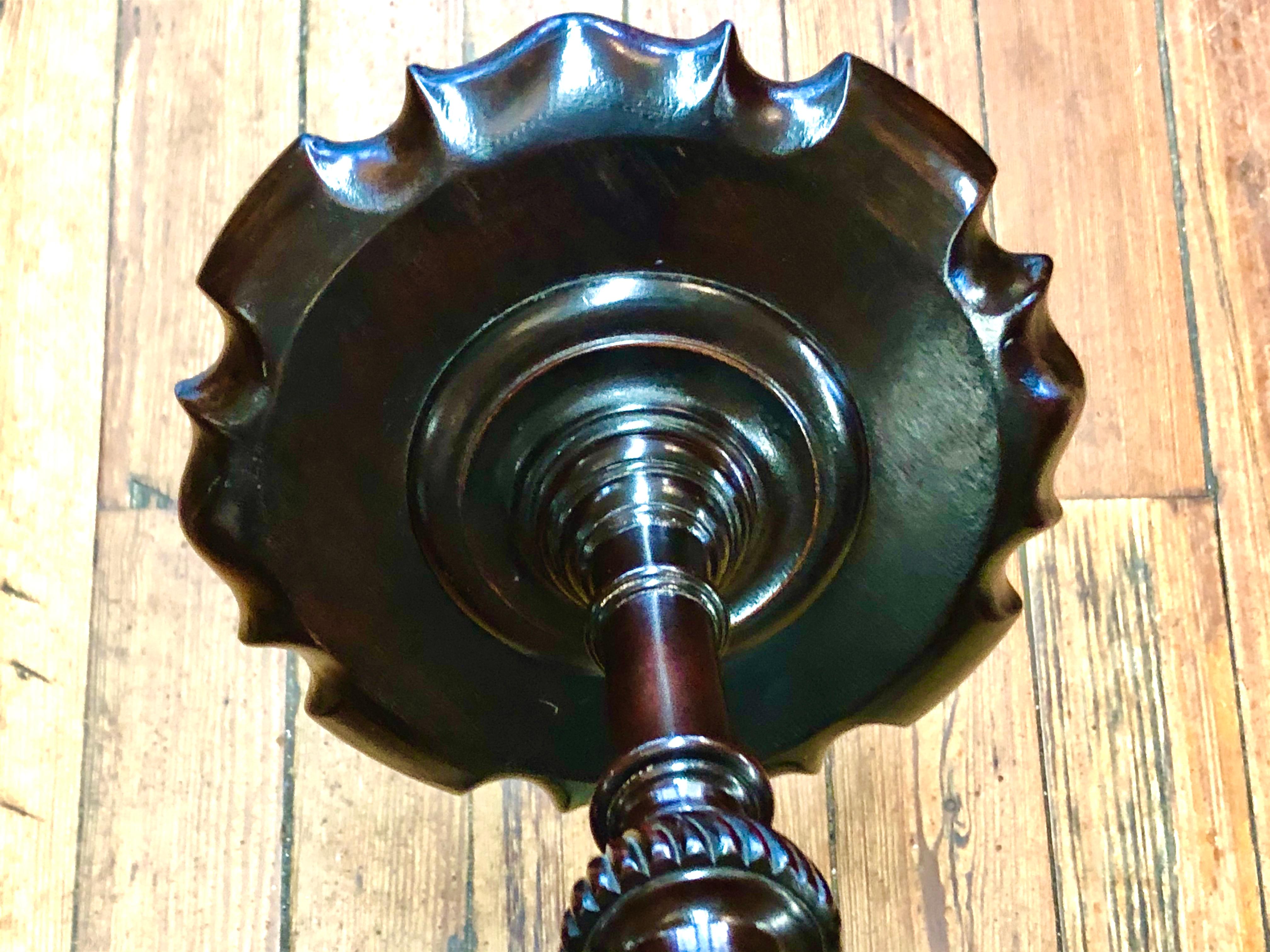Antique English Mahogny Piecrust Edge Kettle, Candle Stand or Wine Table In Good Condition In CHARLESTON, SC