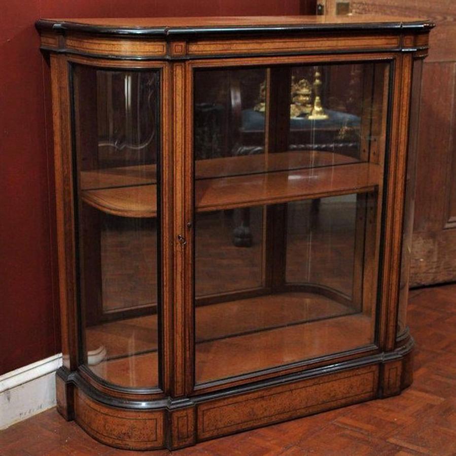 Antique English 19th Century Amboyna Wood Credenza with Mirror Back In Good Condition For Sale In New Orleans, LA