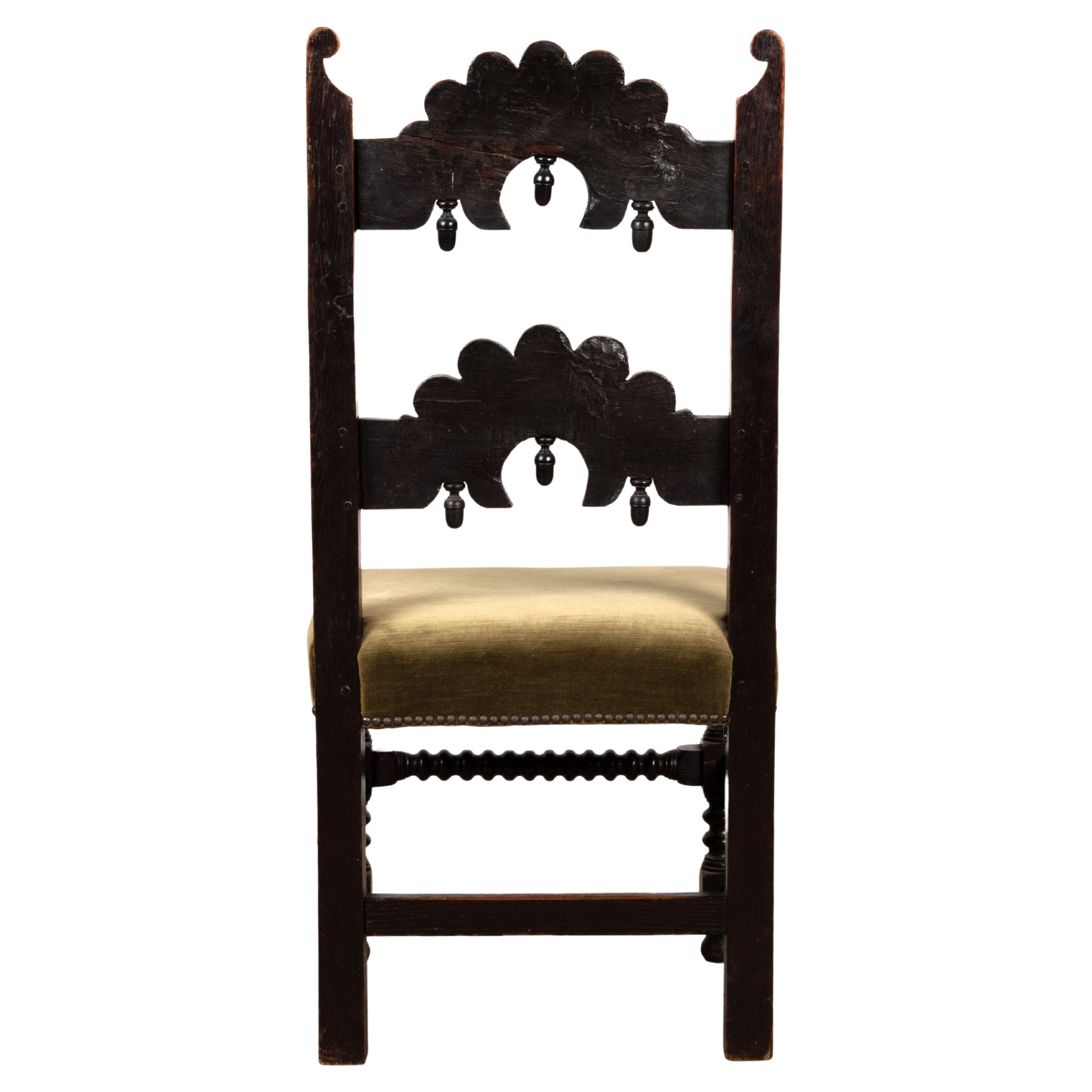 Ancienne chaise à dossier en chêne Derbyshire, style Charles II, 19e siècle, Angleterre

Chaise à dossier en chêne Derbyshire de style Charles II,
19ème siècle avec des éléments plus anciens, sur des pieds tournés au fuseau et articulés
Les