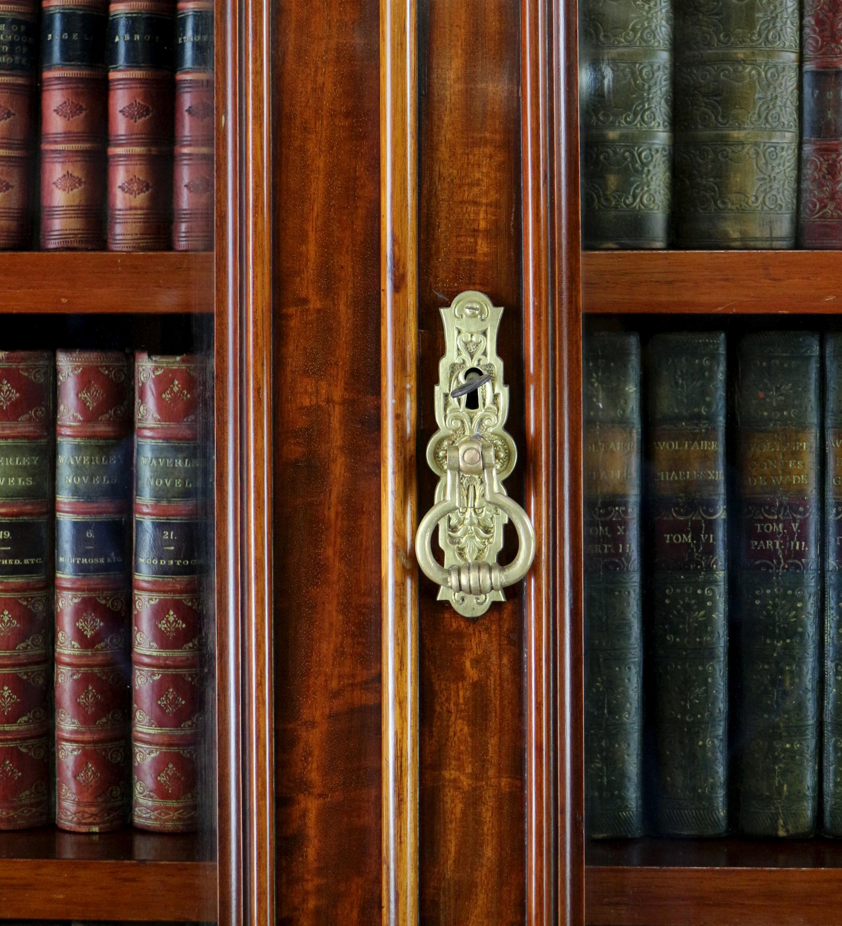 Antico mobile libreria a due ante in mogano inglese del XIX secolo, prima epoca vittoriana in vendita 4