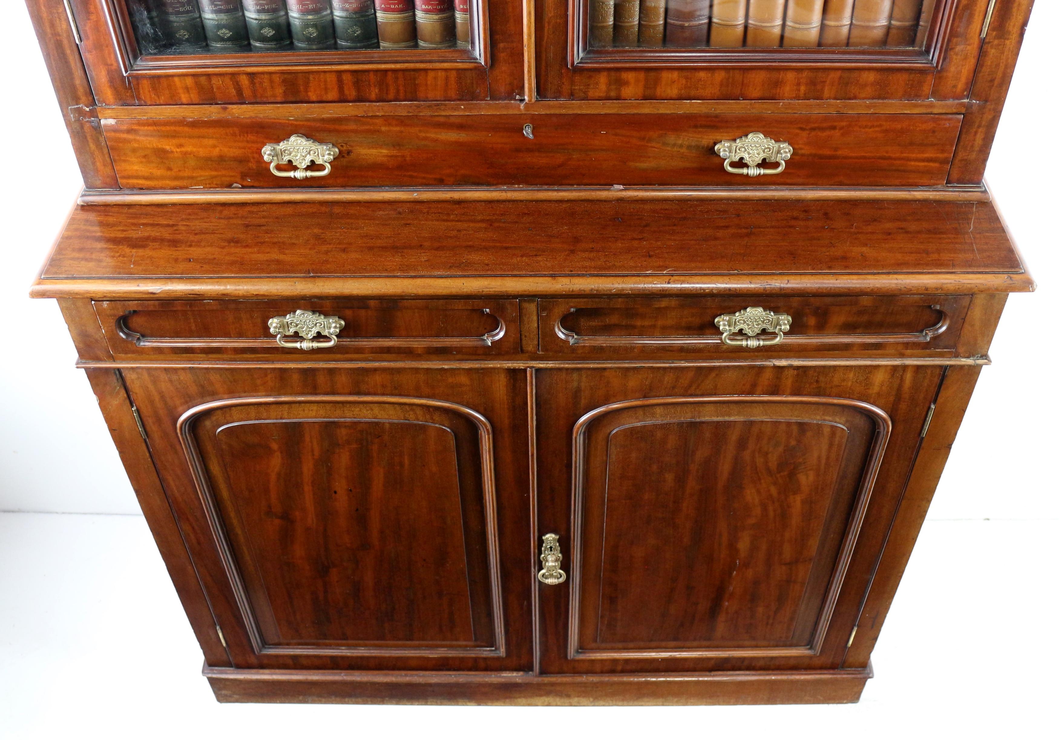 Antico mobile libreria a due ante in mogano inglese del XIX secolo, prima epoca vittoriana in vendita 5
