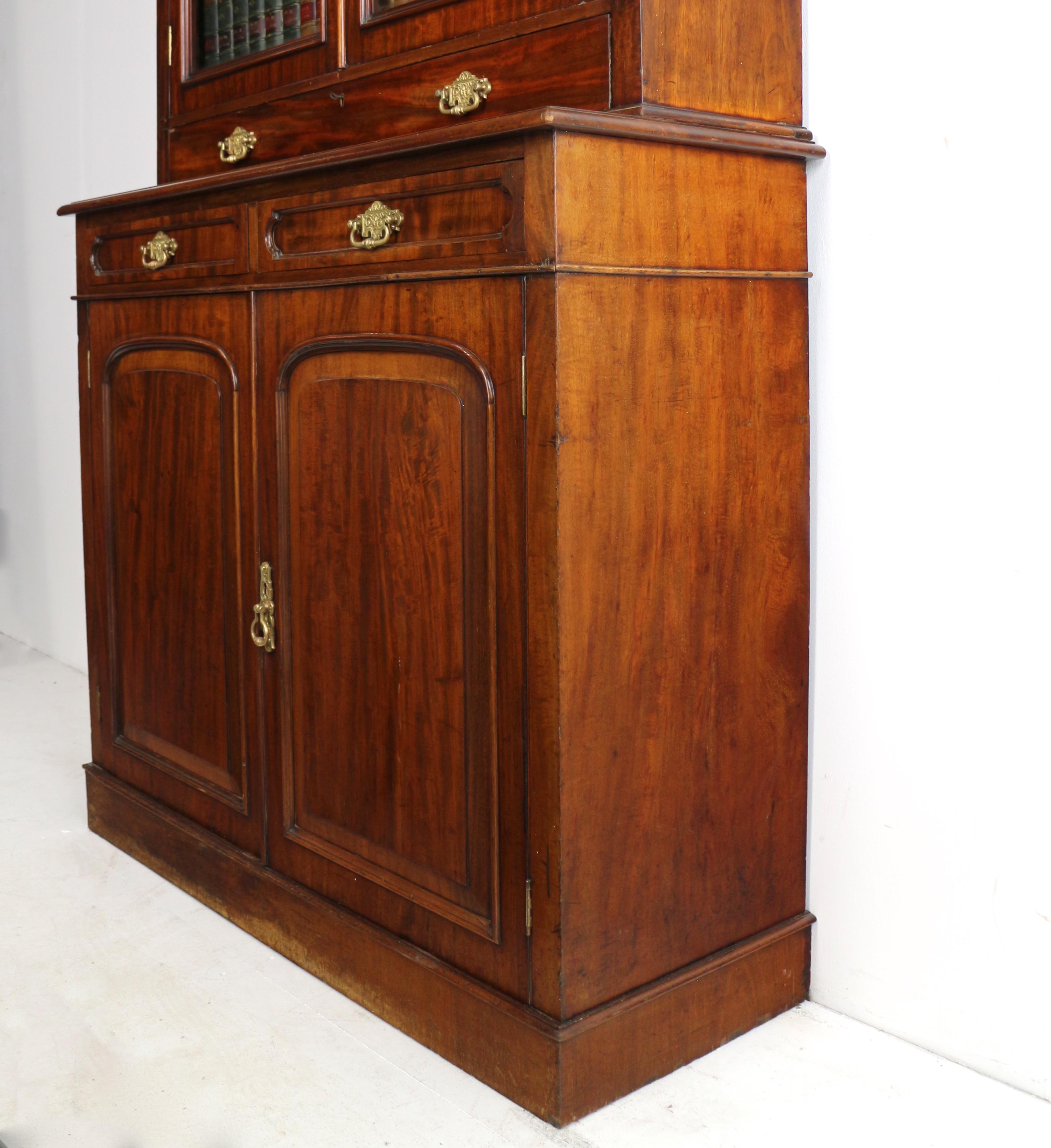 Antico mobile libreria a due ante in mogano inglese del XIX secolo, prima epoca vittoriana in vendita 14