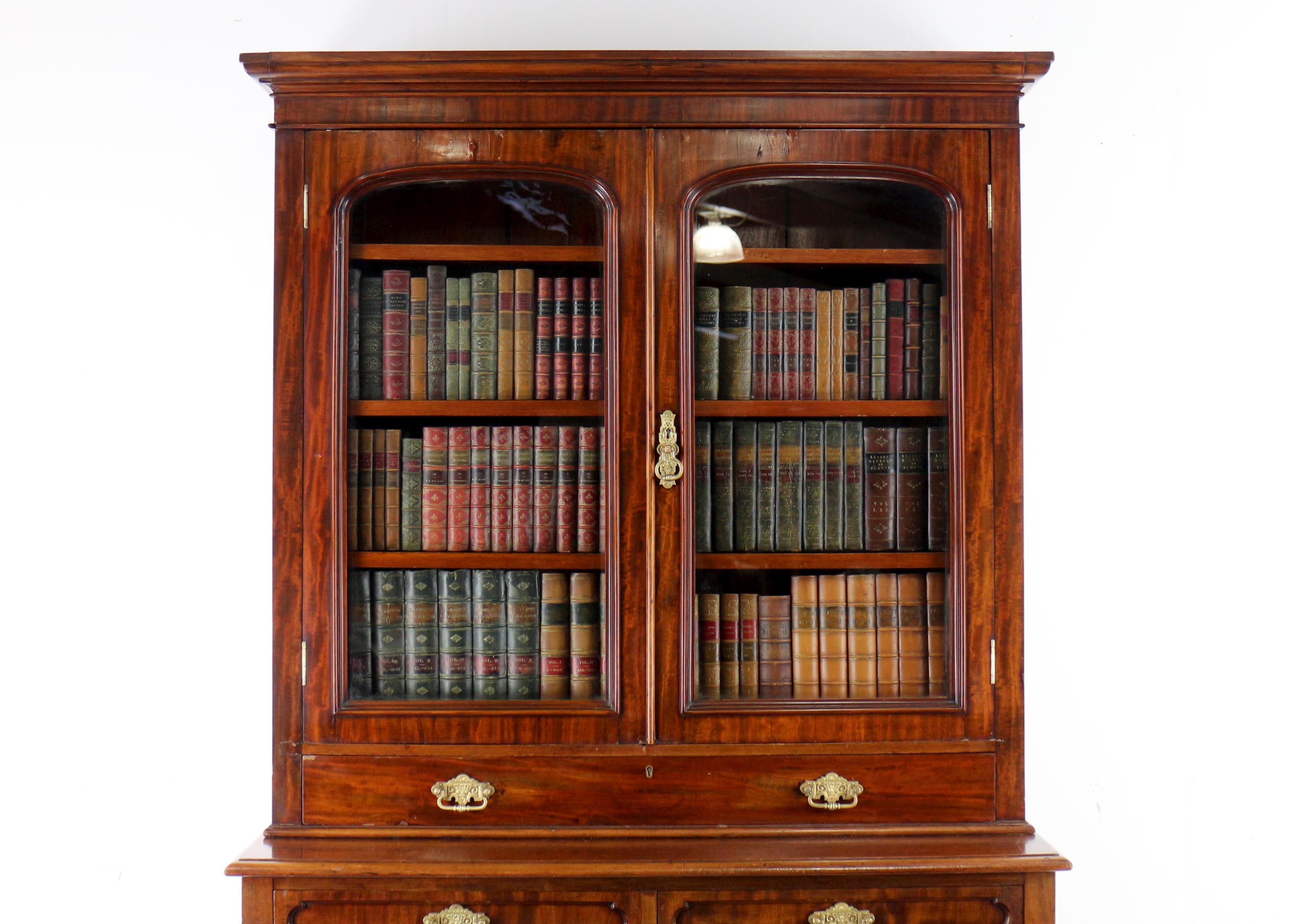 Vittoriano Antico mobile libreria a due ante in mogano inglese del XIX secolo, prima epoca vittoriana in vendita