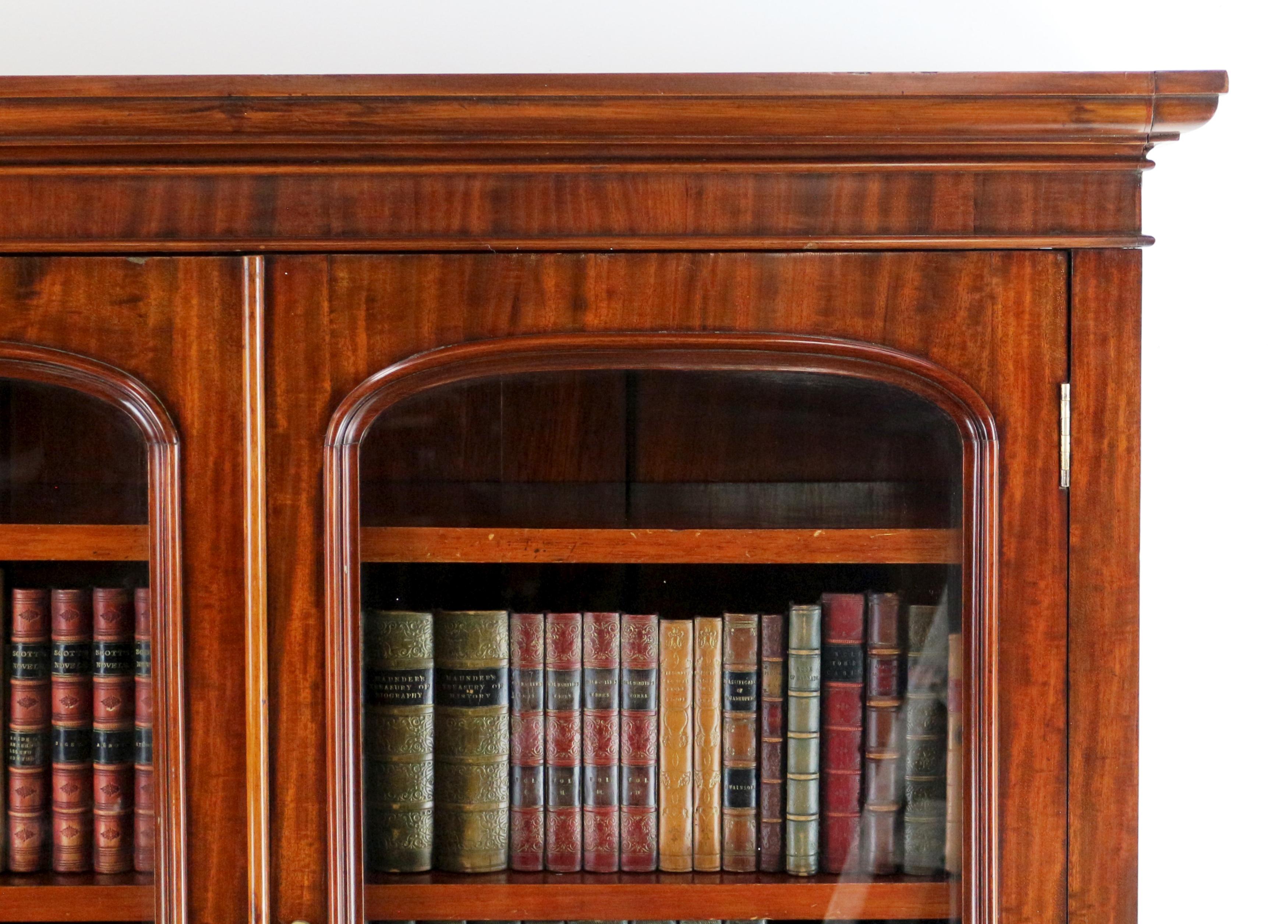 Ottone Antico mobile libreria a due ante in mogano inglese del XIX secolo, prima epoca vittoriana in vendita