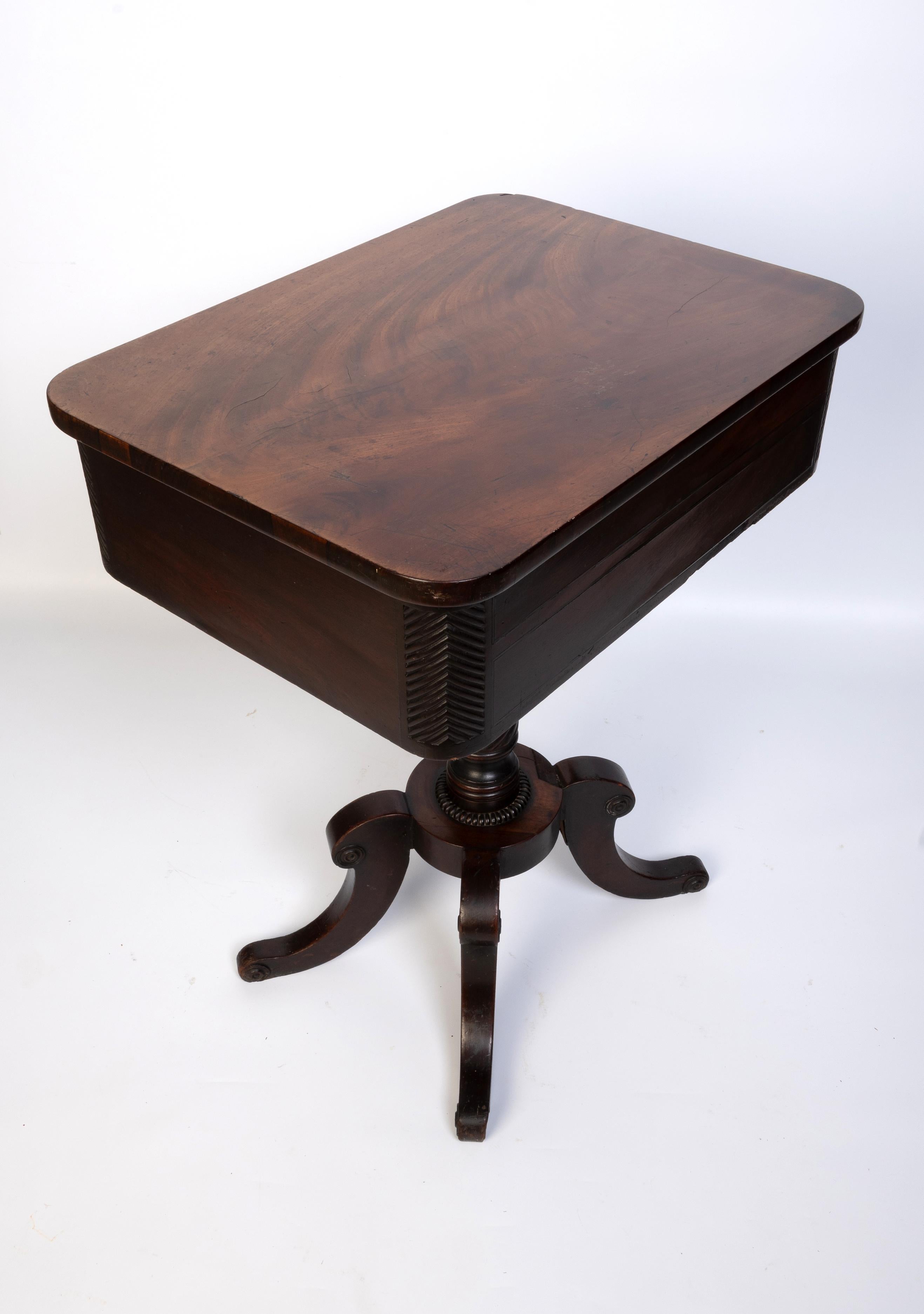 Antique English 19th Century Flamed Mahogany Work Table Small Console Table For Sale 8