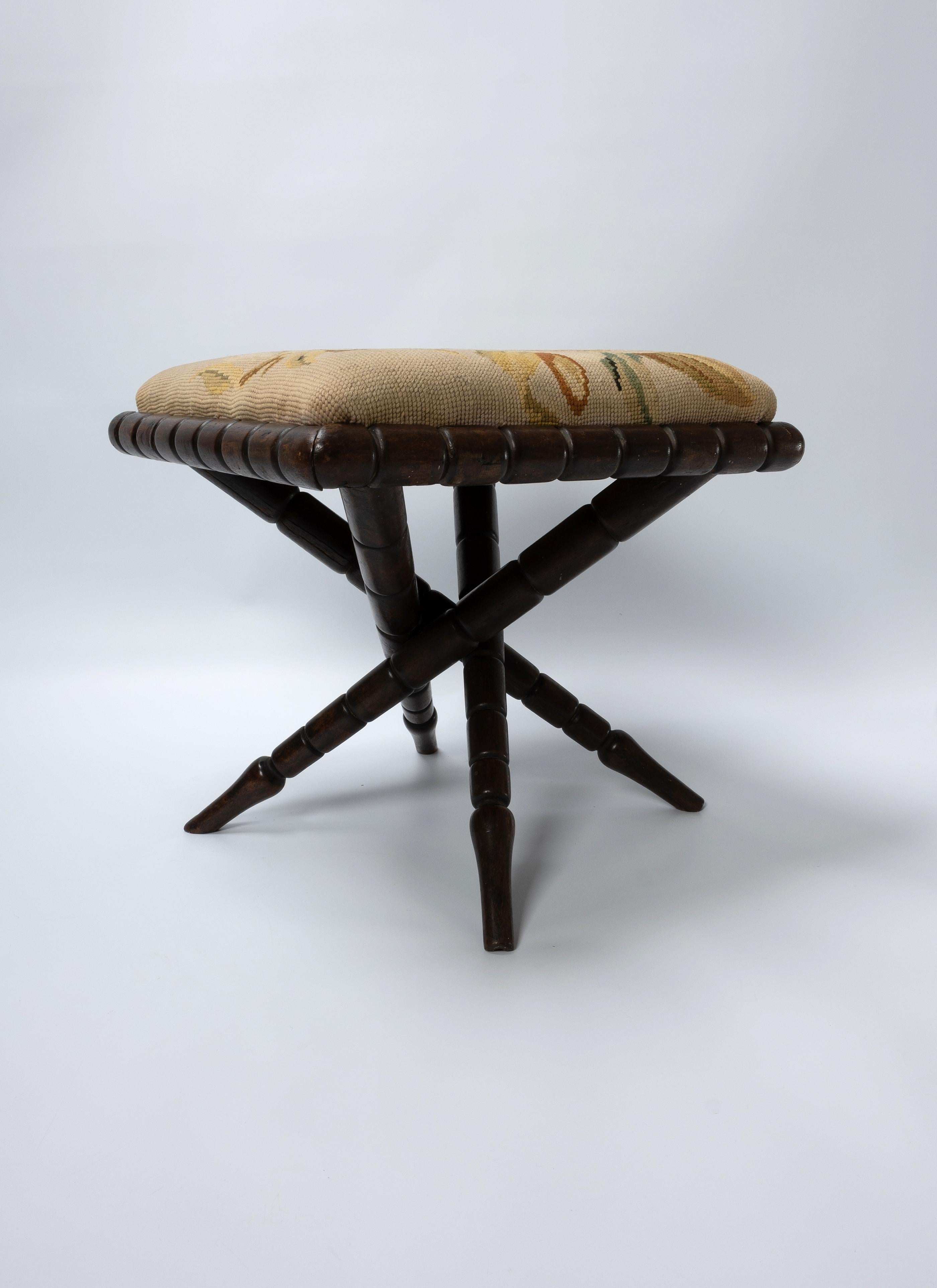 Antique tabouret Bobbin anglais du 19ème siècle à l'aiguille C.1880
Broderie en laine en très bon état de conservation en rapport avec l'âge. 