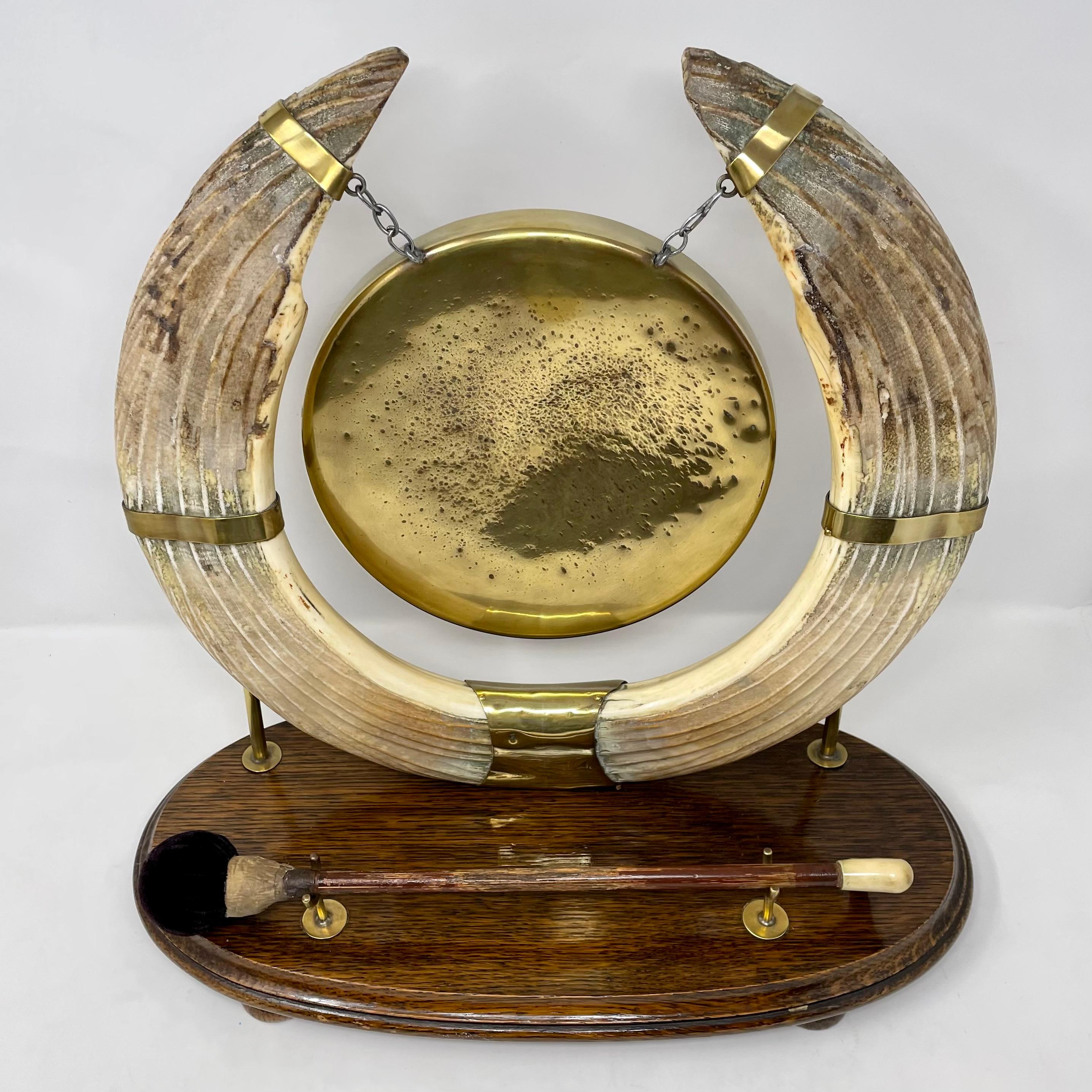 Raro antico gong da caccia inglese vittoriano del XIX secolo in Oak, placcato d'argento e zanna di ippopotamo, circa 1890.