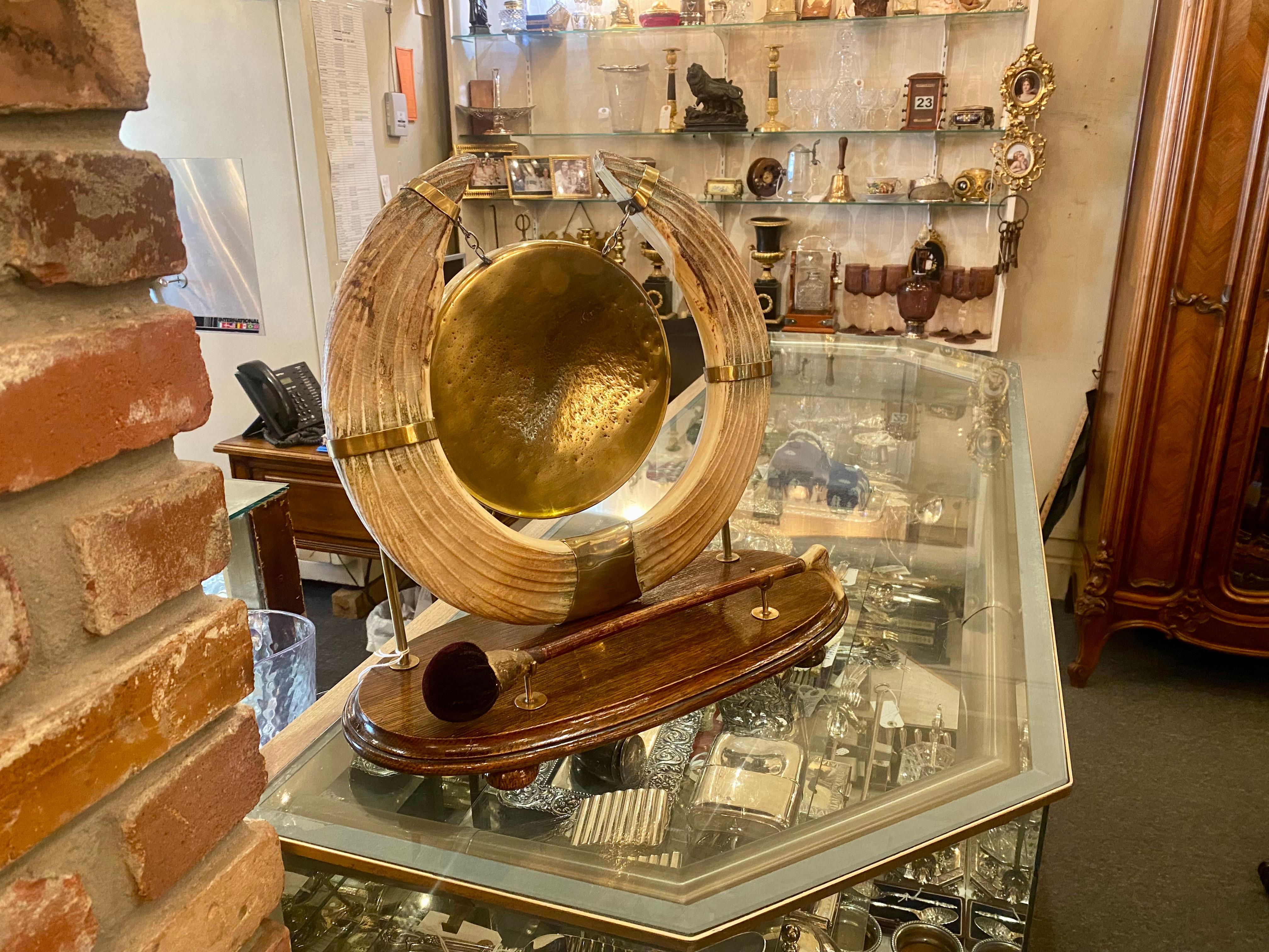 Antico gong da caccia inglese del XIX secolo in Oak, placca d'argento e zanna di ippopotamo In condizioni buone a New Orleans, LA