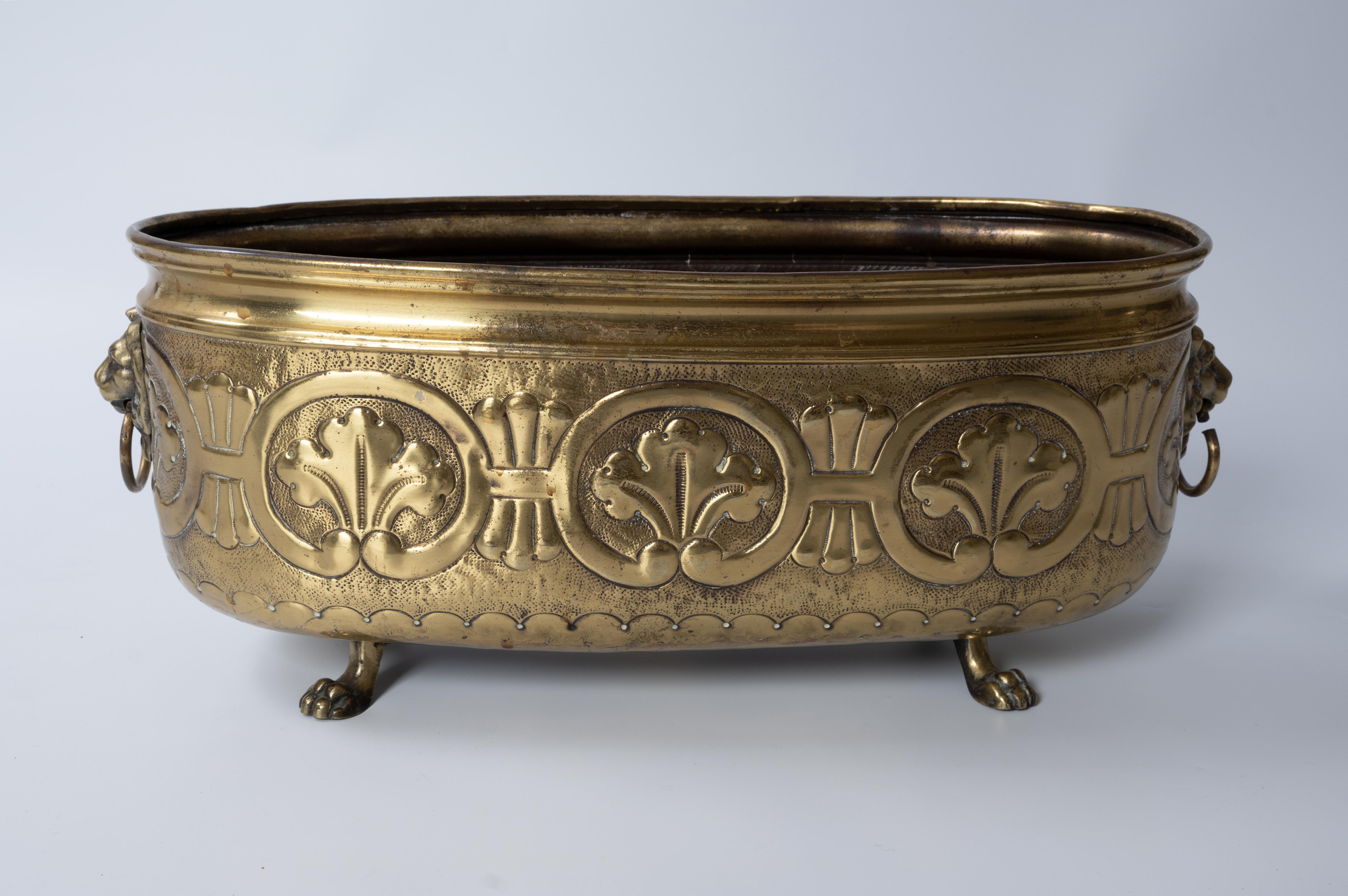 Antique English 19th Century Oval Brass Jardinière Planter Lion's Head In Good Condition For Sale In London, GB