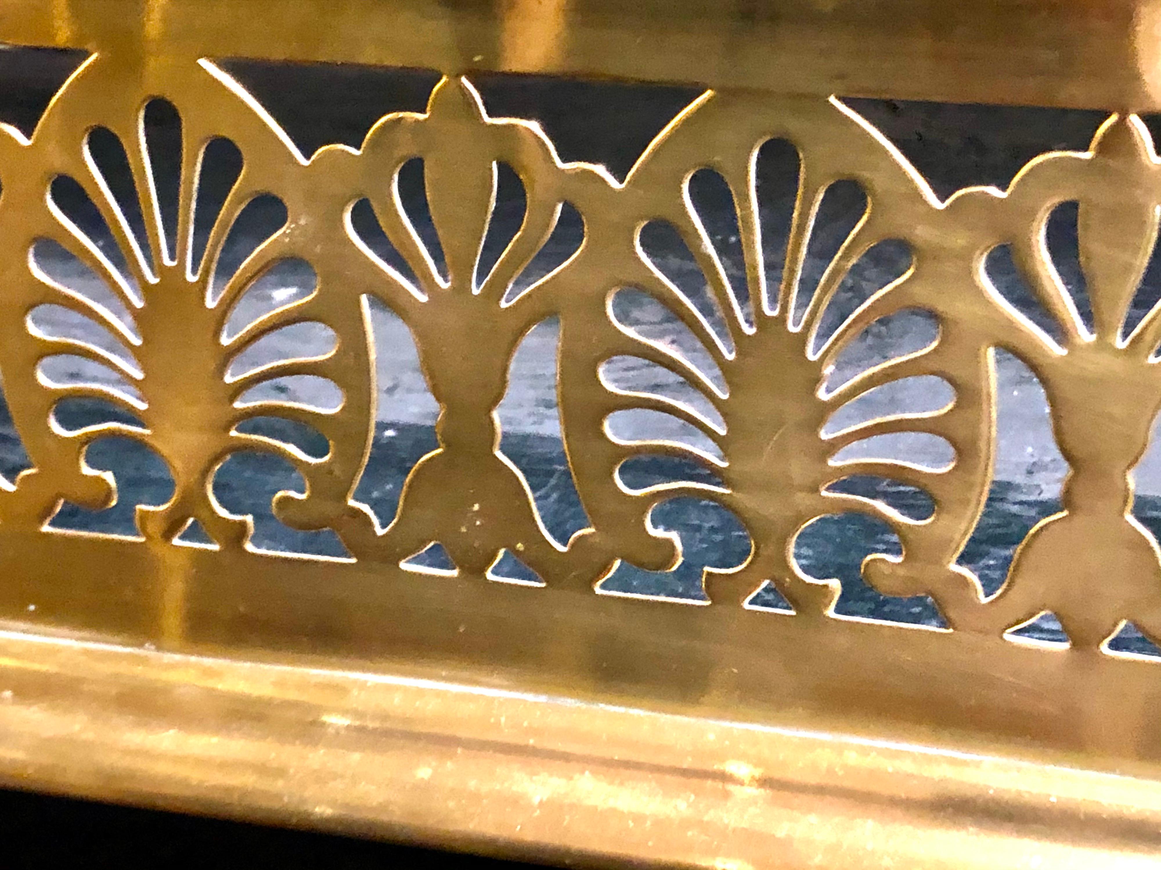 Antique English 19th Century Pierced Brass Anthemion motif Fireplace Fender In Good Condition In Charleston, SC