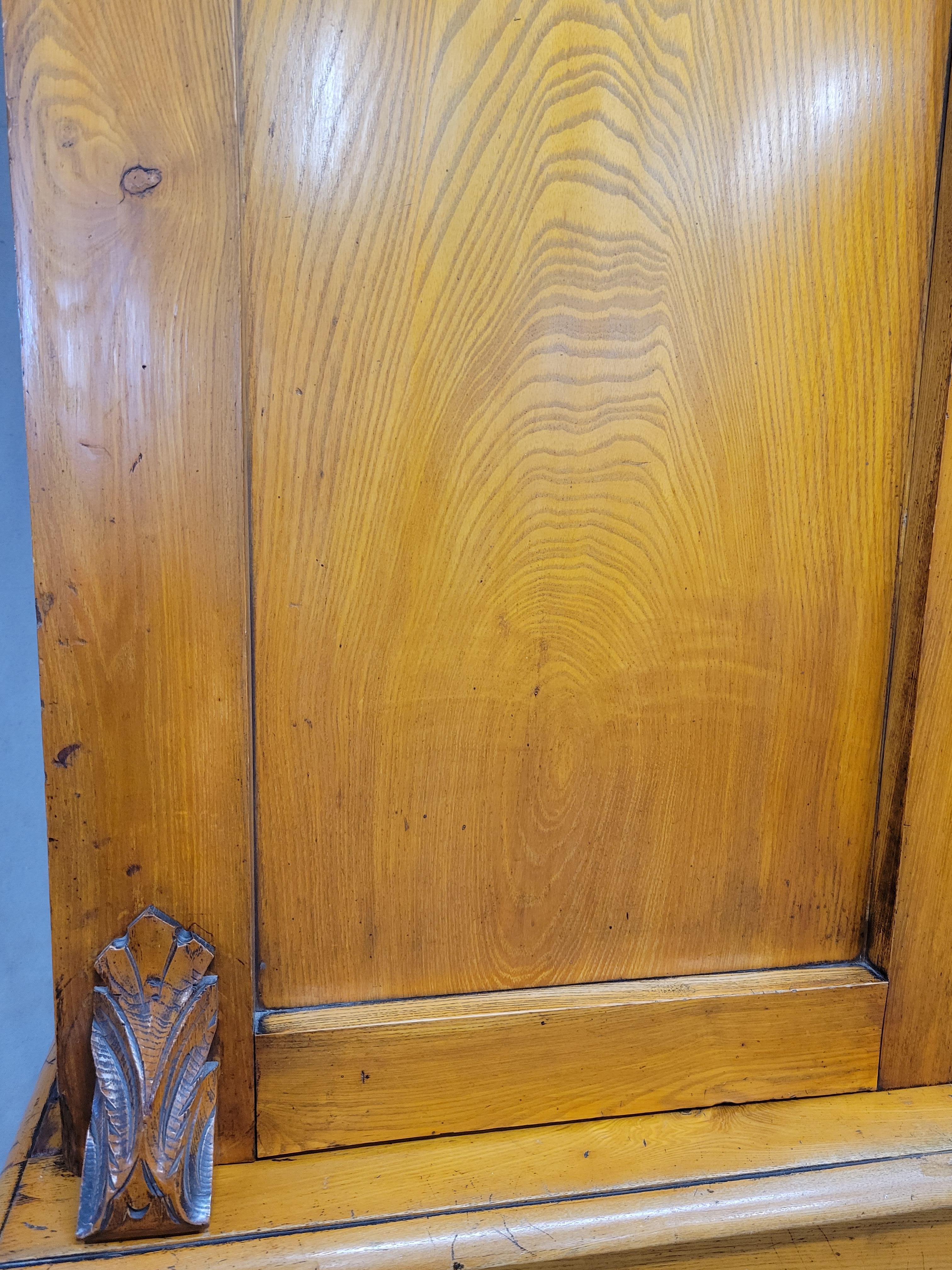 Antique English 19th Century Pine and Elm Linen Press For Sale 1