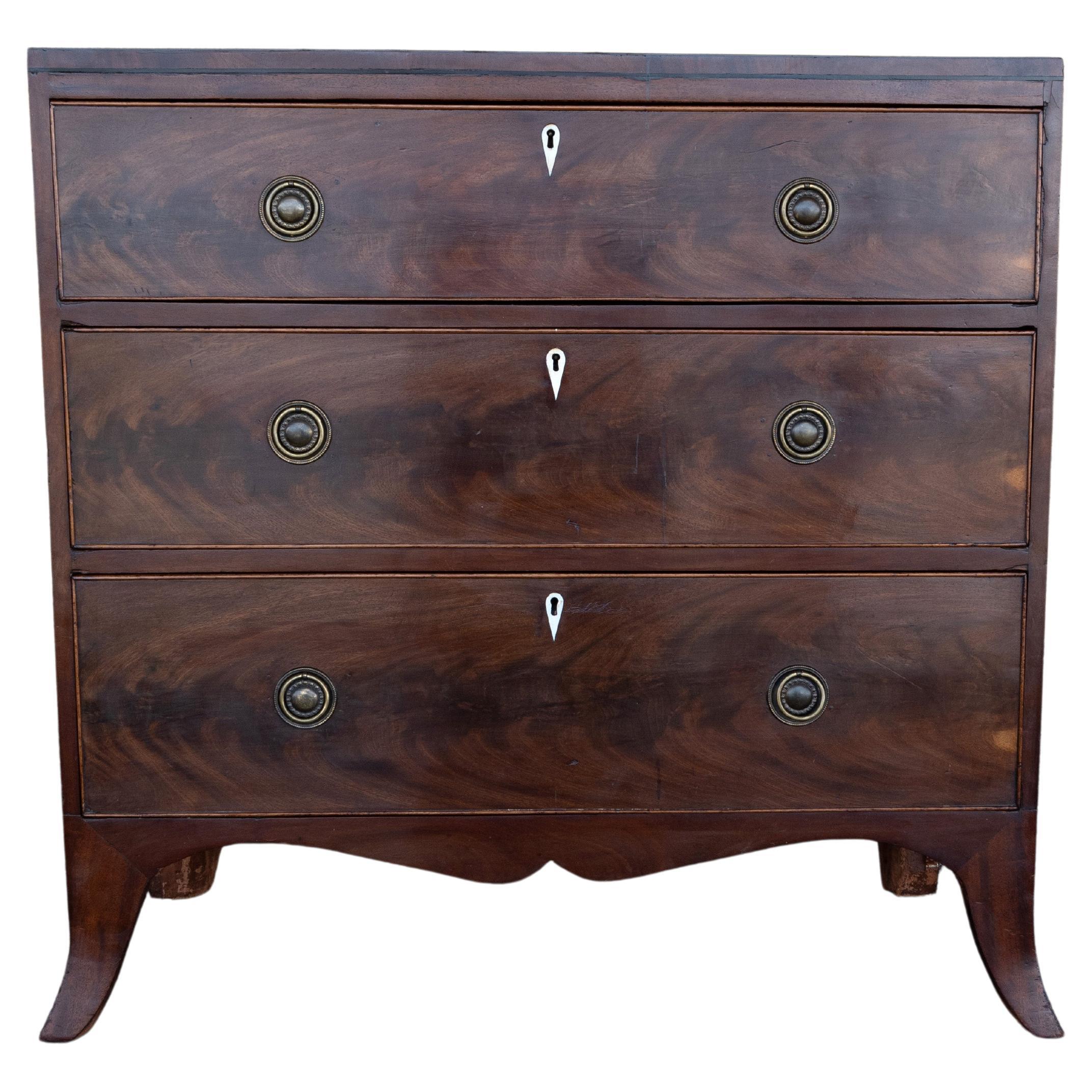 Antique English 19th Century Regency Diminutive Chest Of Drawers C.1810 In Good Condition For Sale In London, GB