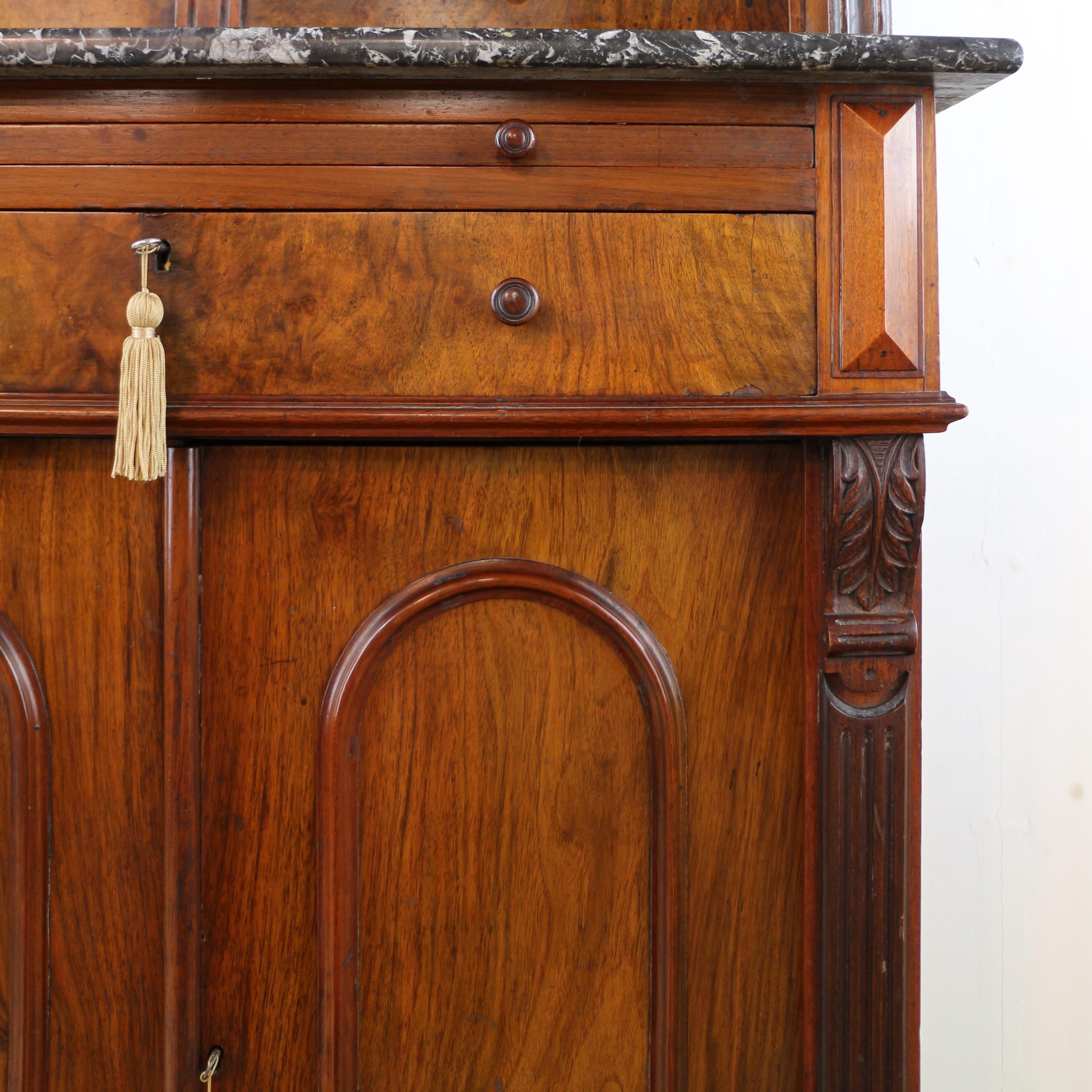 Ancienne armoire de collection victorienne anglaise du 19ème siècle en ronce de noyer pourothicien en vente 3