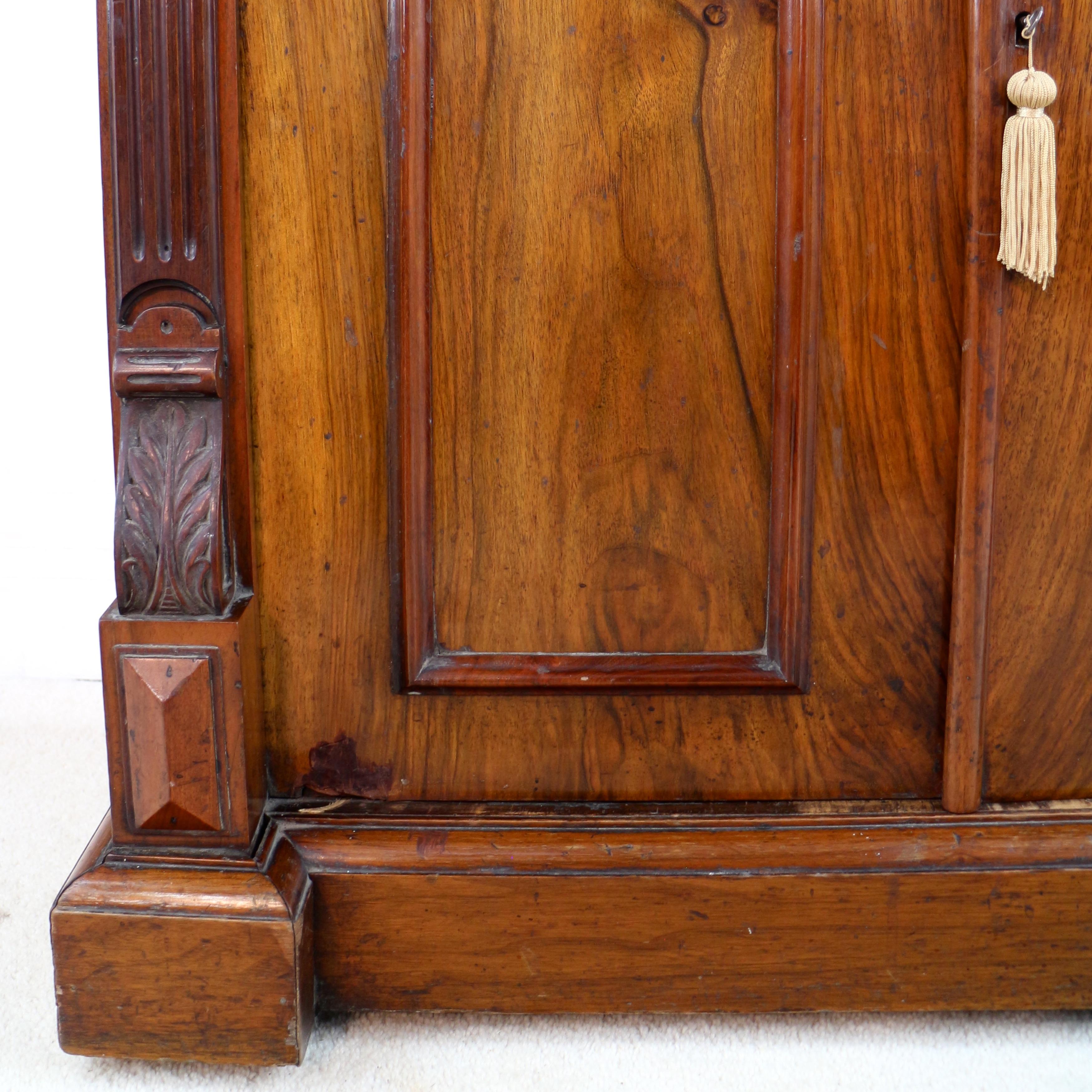 Ancienne armoire de collection victorienne anglaise du 19ème siècle en ronce de noyer pourothicien en vente 5