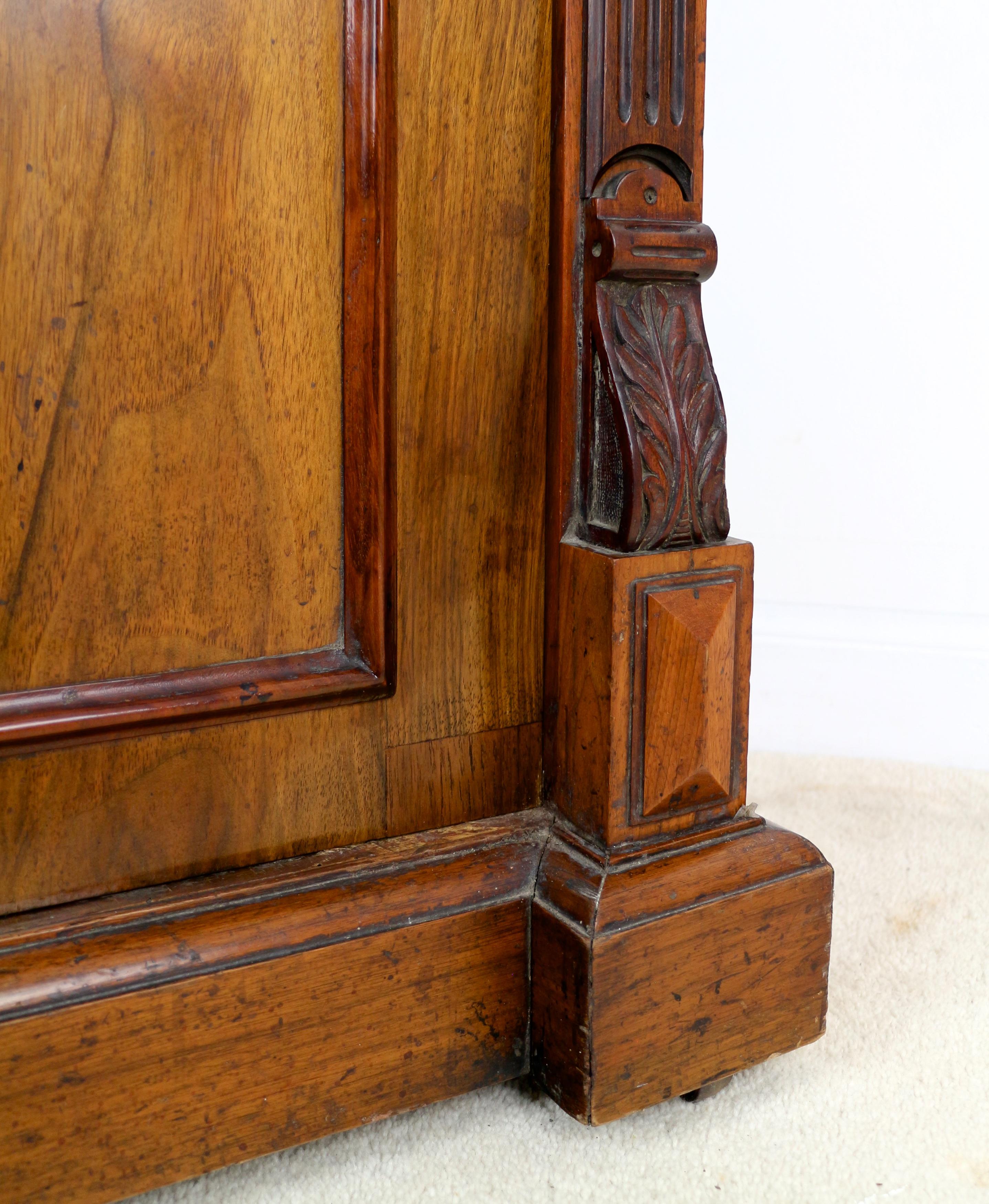 Ancienne armoire de collection victorienne anglaise du 19ème siècle en ronce de noyer pourothicien en vente 6