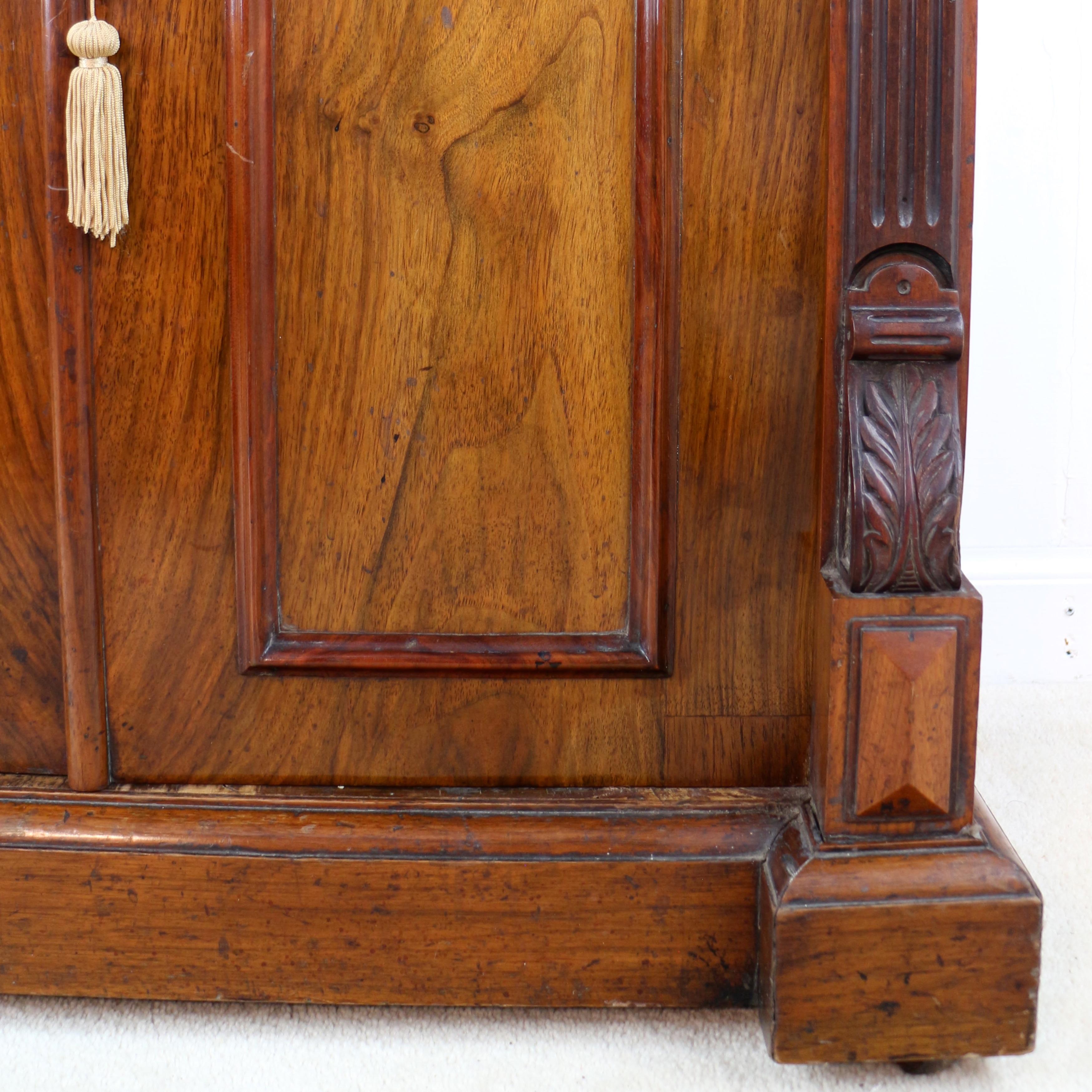 Ancienne armoire de collection victorienne anglaise du 19ème siècle en ronce de noyer pourothicien en vente 7