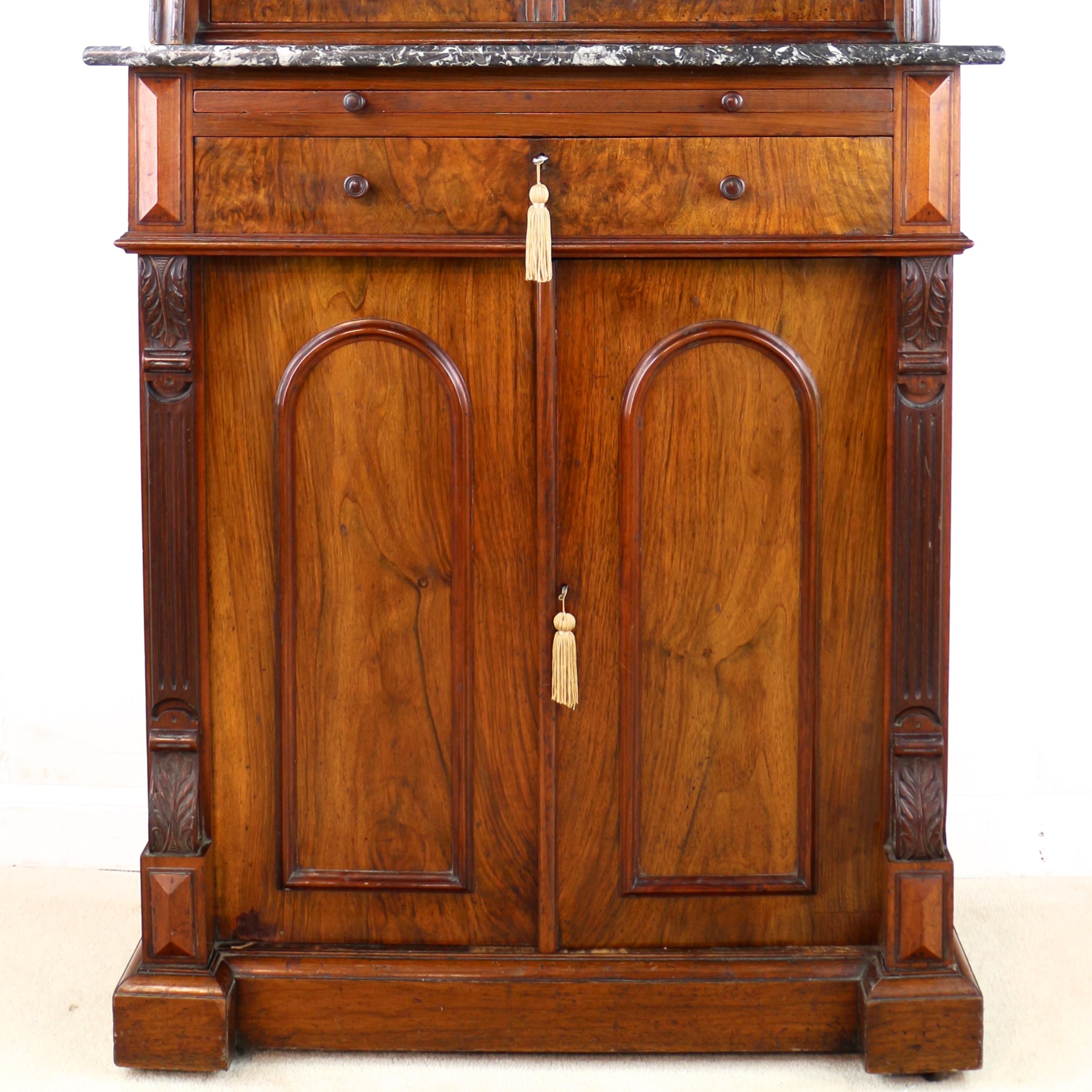 Anglais Ancienne armoire de collection victorienne anglaise du 19ème siècle en ronce de noyer pourothicien en vente