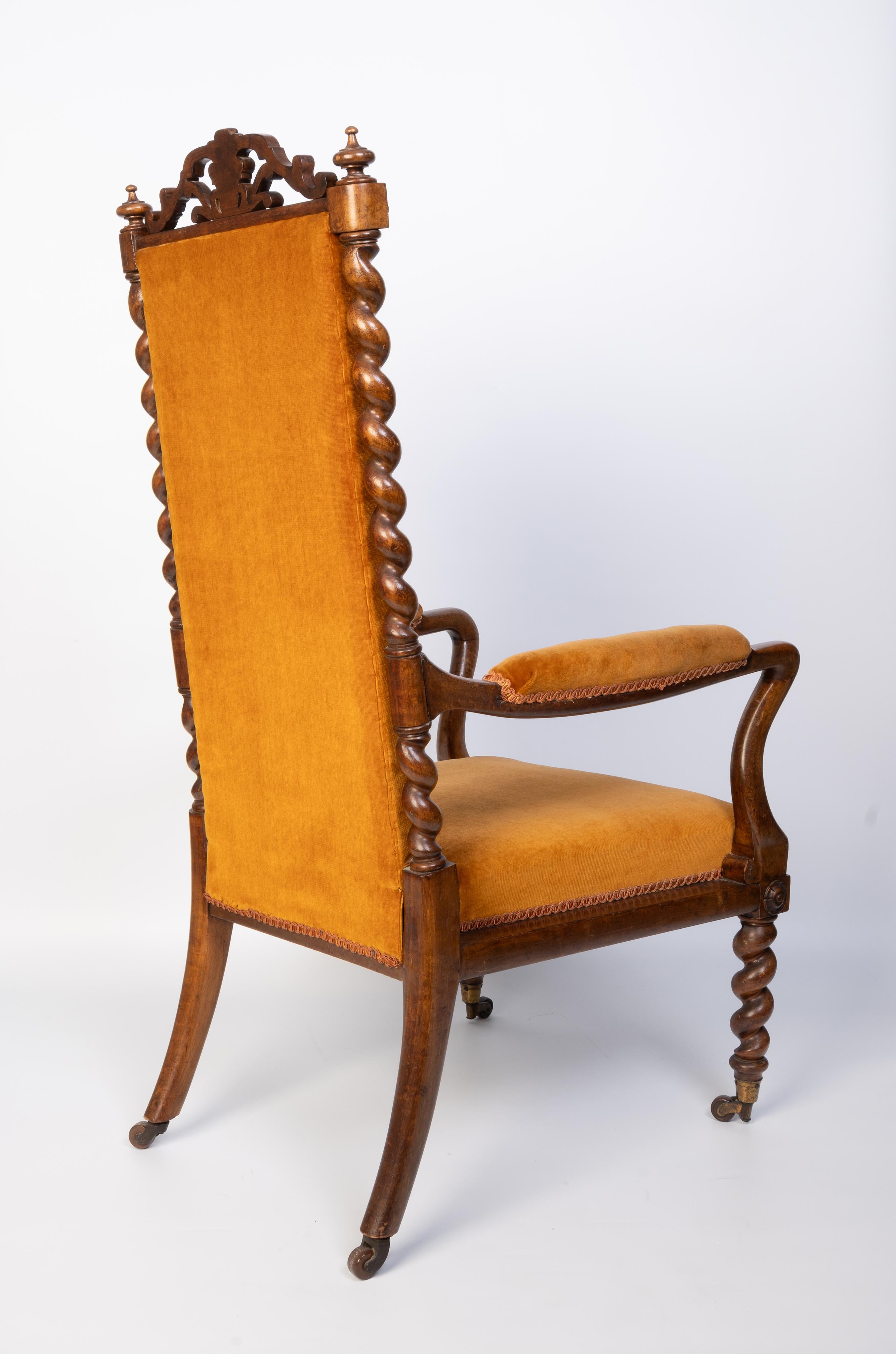 Laiton Ancien fauteuil anglais du 19ème siècle en noyer Barley Twist Elbow Chair Fauteuil en vente