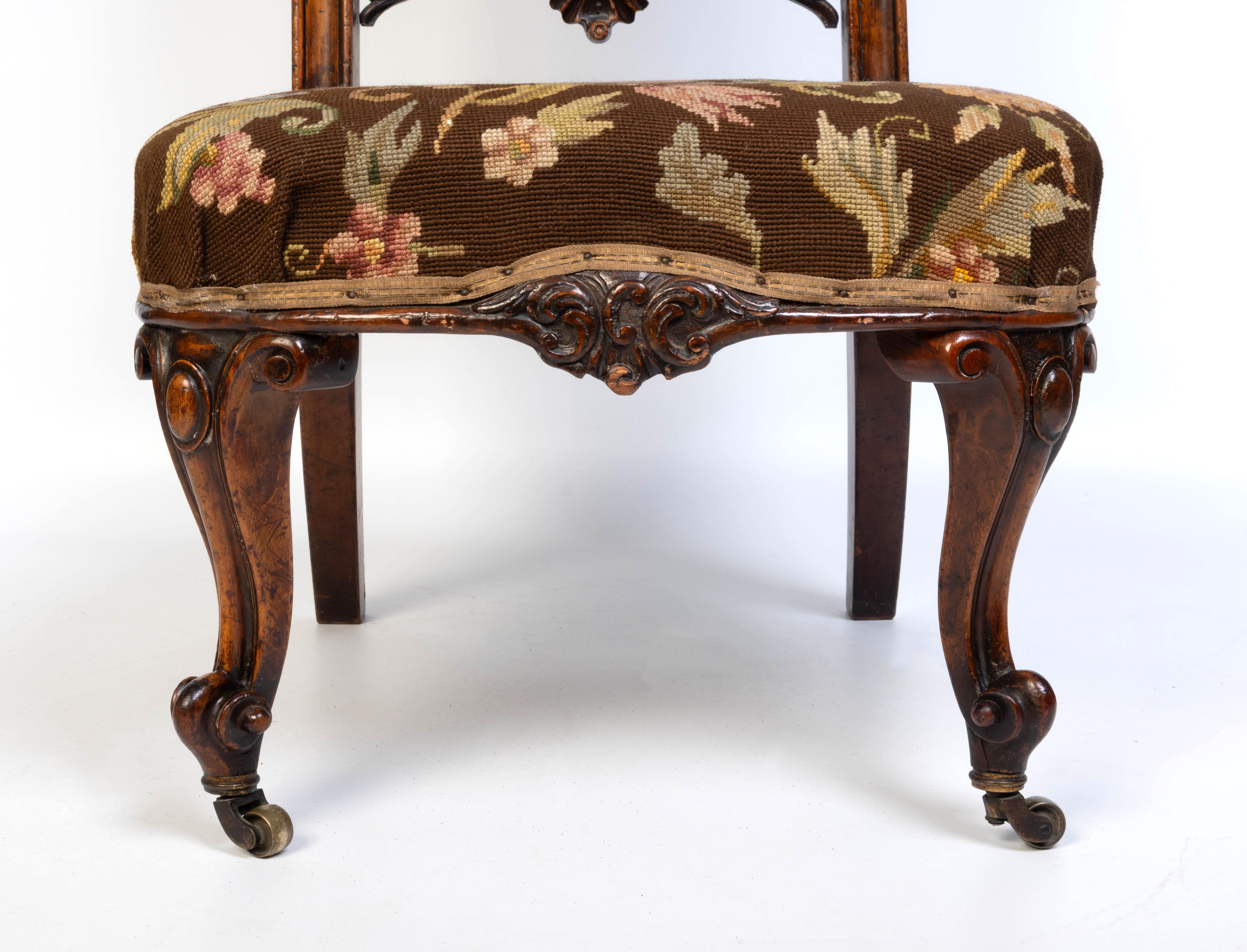 Punto croce Antica sedia inglese del XIX secolo con cornice in legno di noce, C.I.C. in vendita