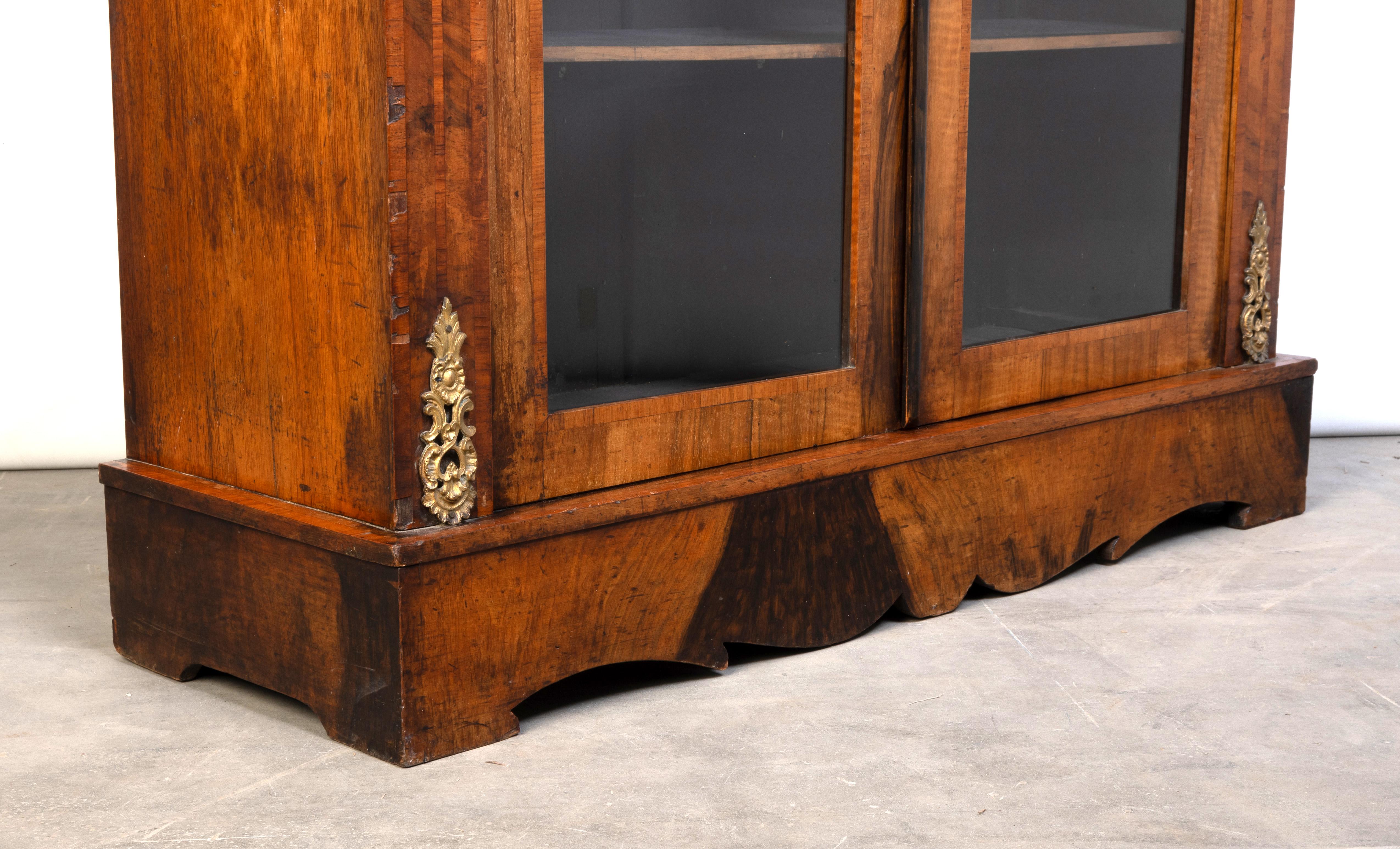 Antico mobile inglese del XIX secolo in legno di noce a due ante smaltate C.1850 in vendita 4