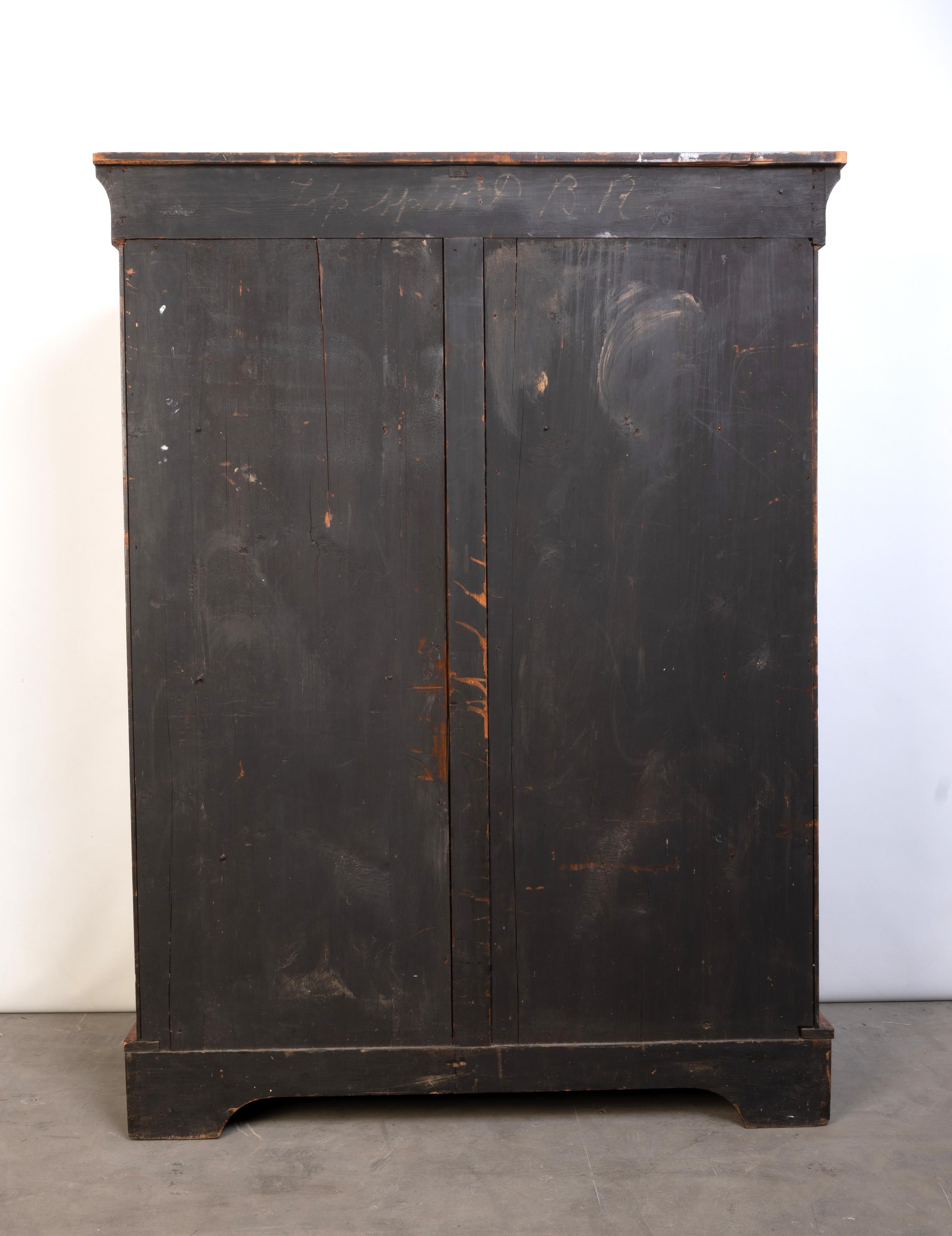 Antico mobile inglese del XIX secolo in legno di noce a due ante smaltate C.1850 in vendita 5