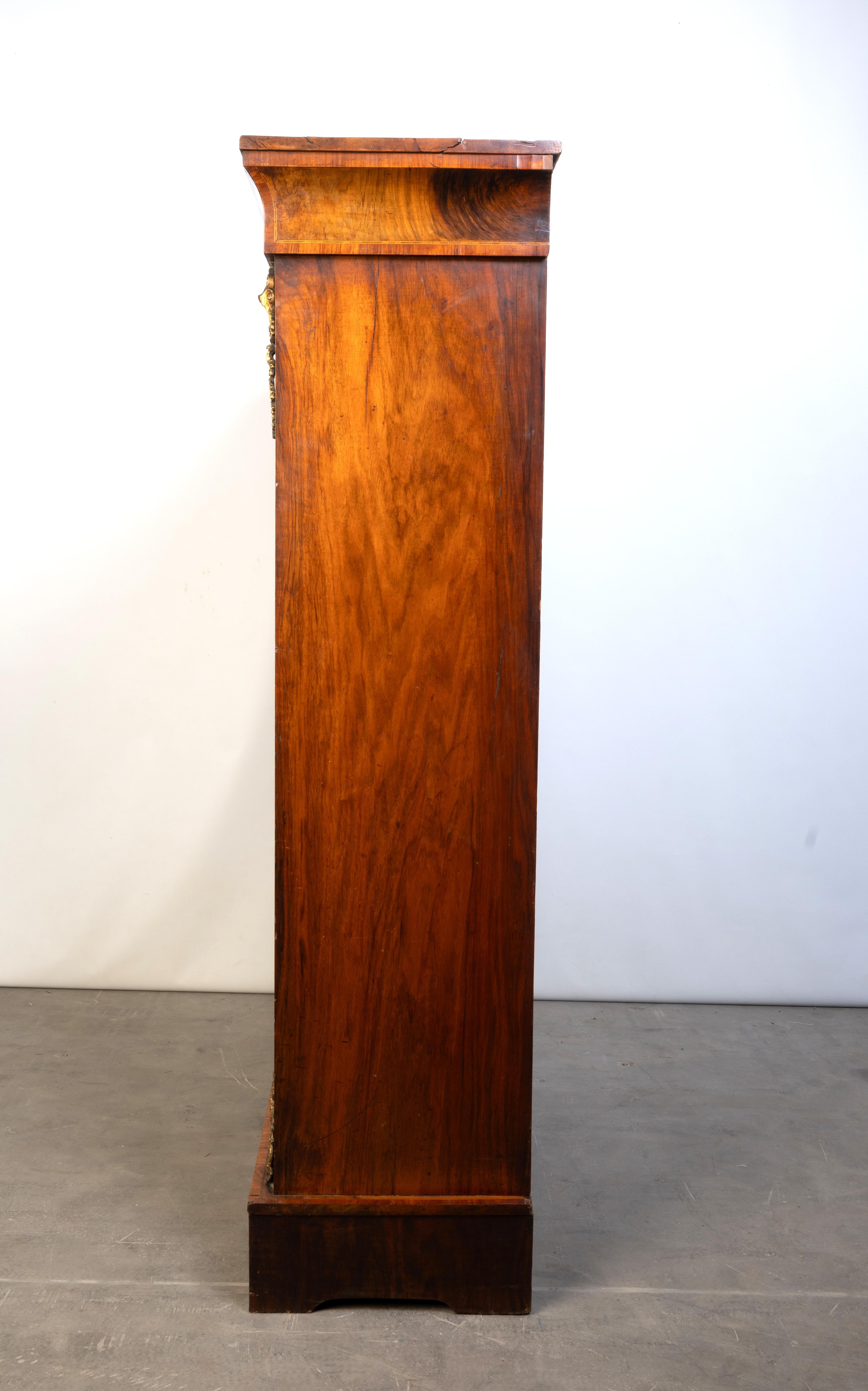 Antico mobile inglese del XIX secolo in legno di noce a due ante smaltate C.1850 in vendita 6