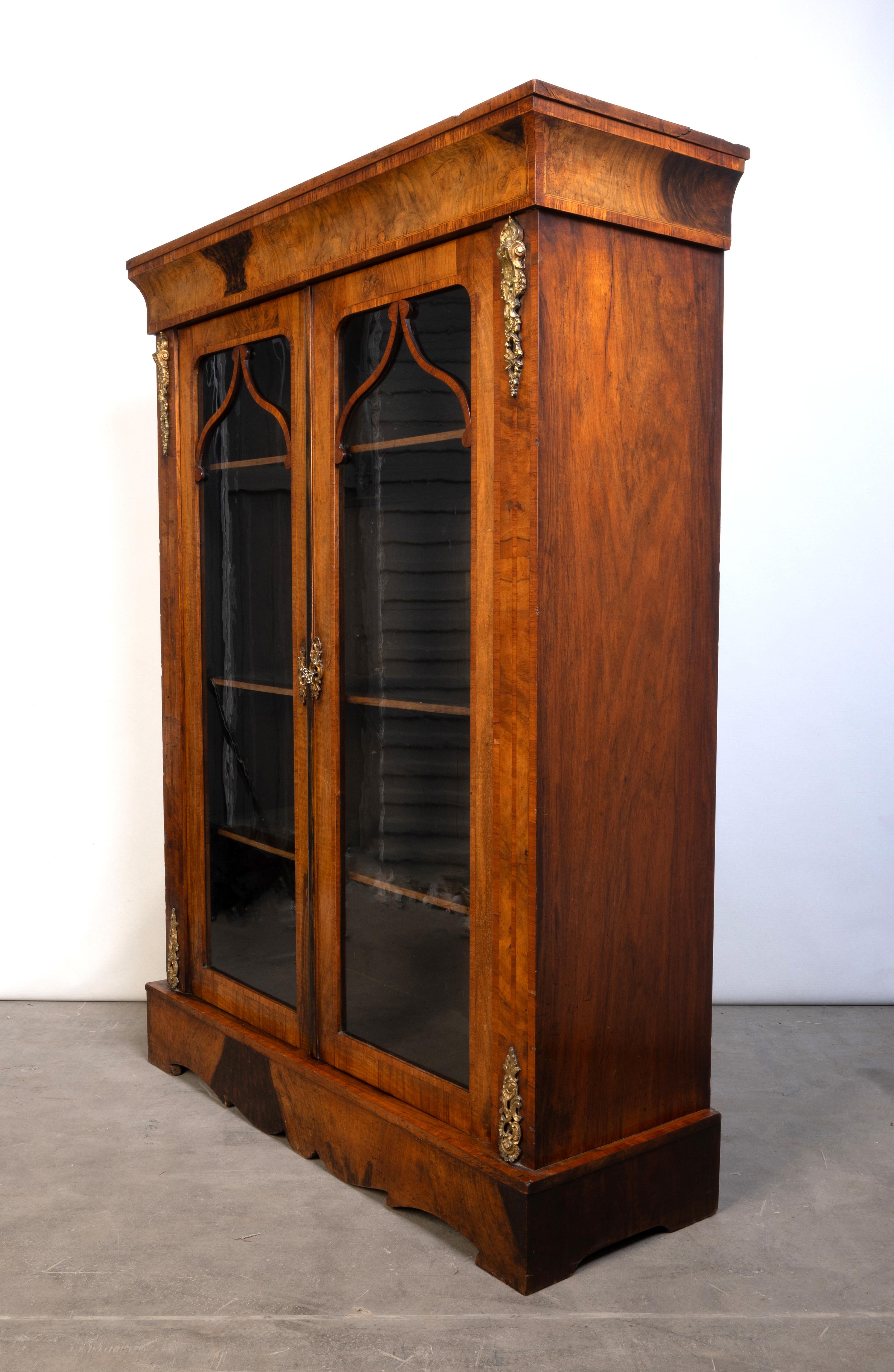 Stile impero Antico mobile inglese del XIX secolo in legno di noce a due ante smaltate C.1850 in vendita