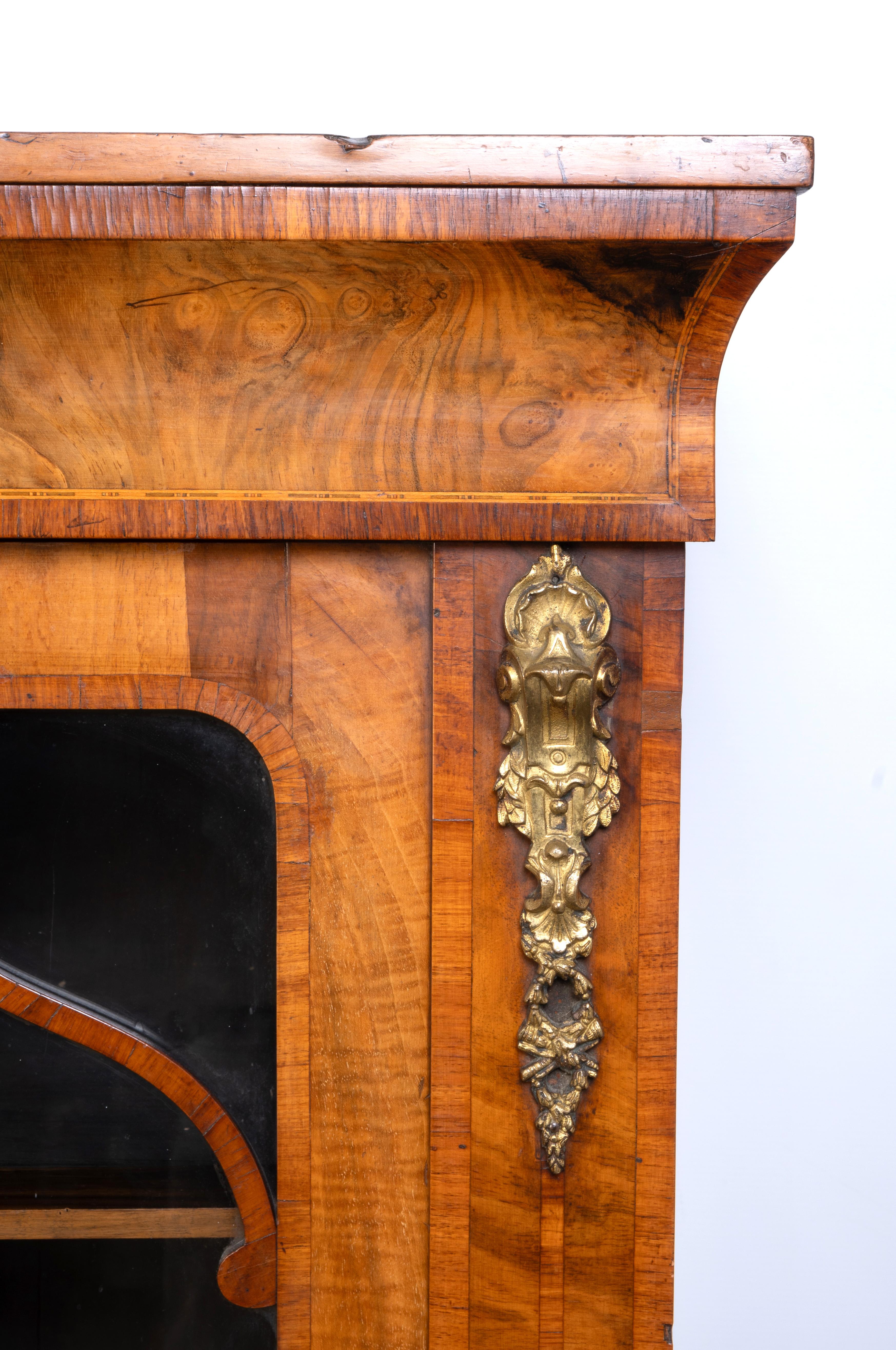 Inglese Antico mobile inglese del XIX secolo in legno di noce a due ante smaltate C.1850 in vendita