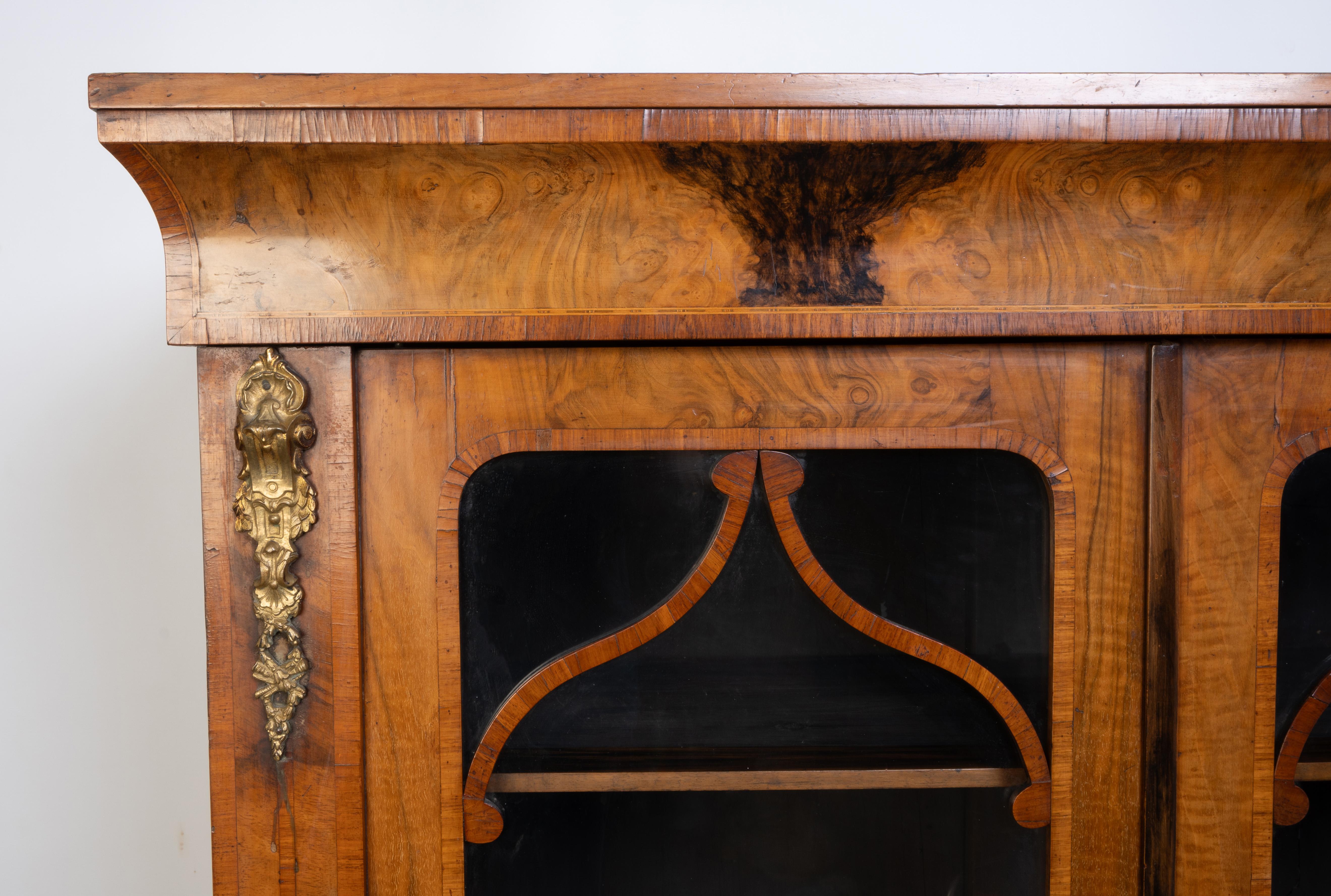 Antico mobile inglese del XIX secolo in legno di noce a due ante smaltate C.1850 In condizioni buone in vendita a London, GB