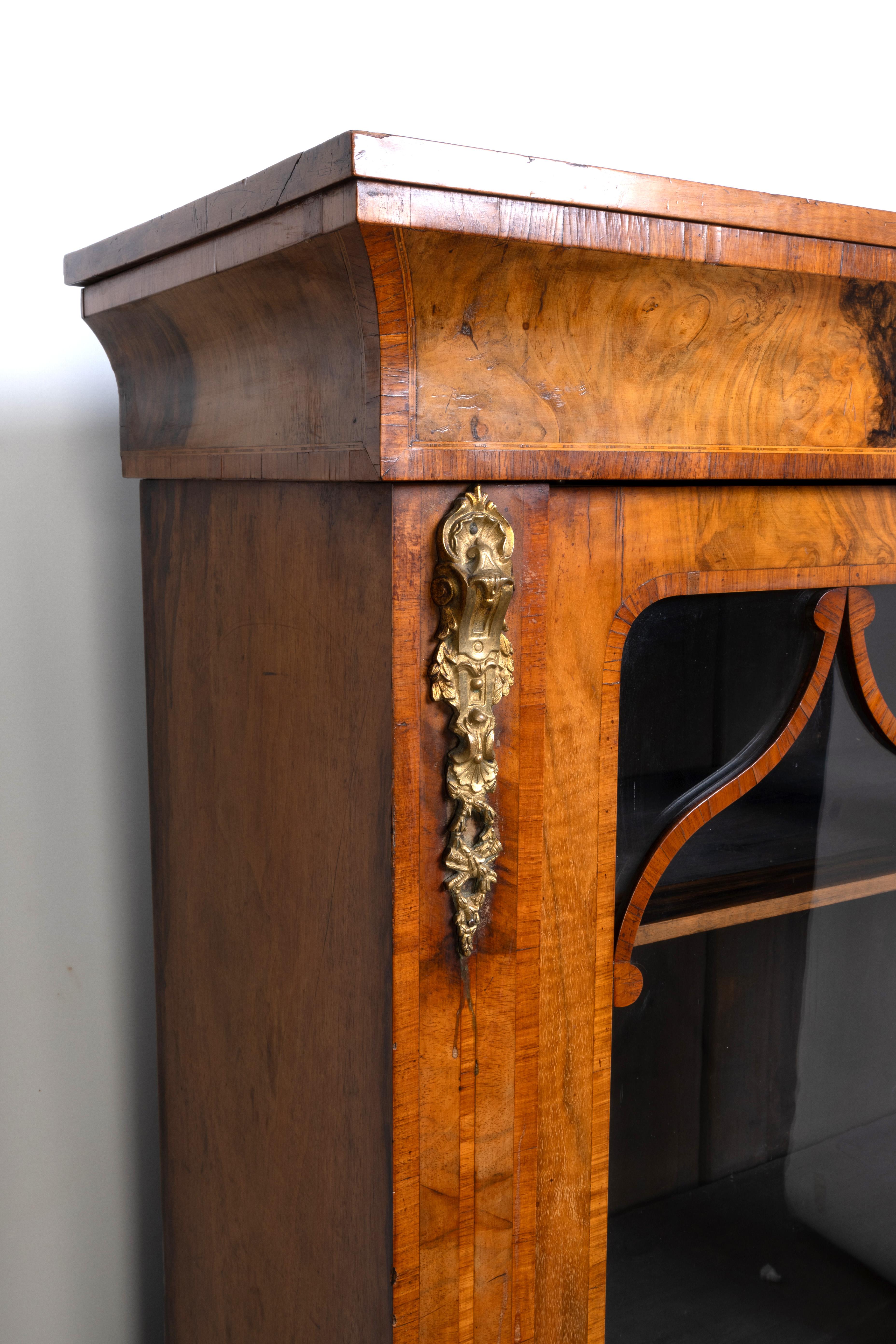 Vetro Antico mobile inglese del XIX secolo in legno di noce a due ante smaltate C.1850 in vendita