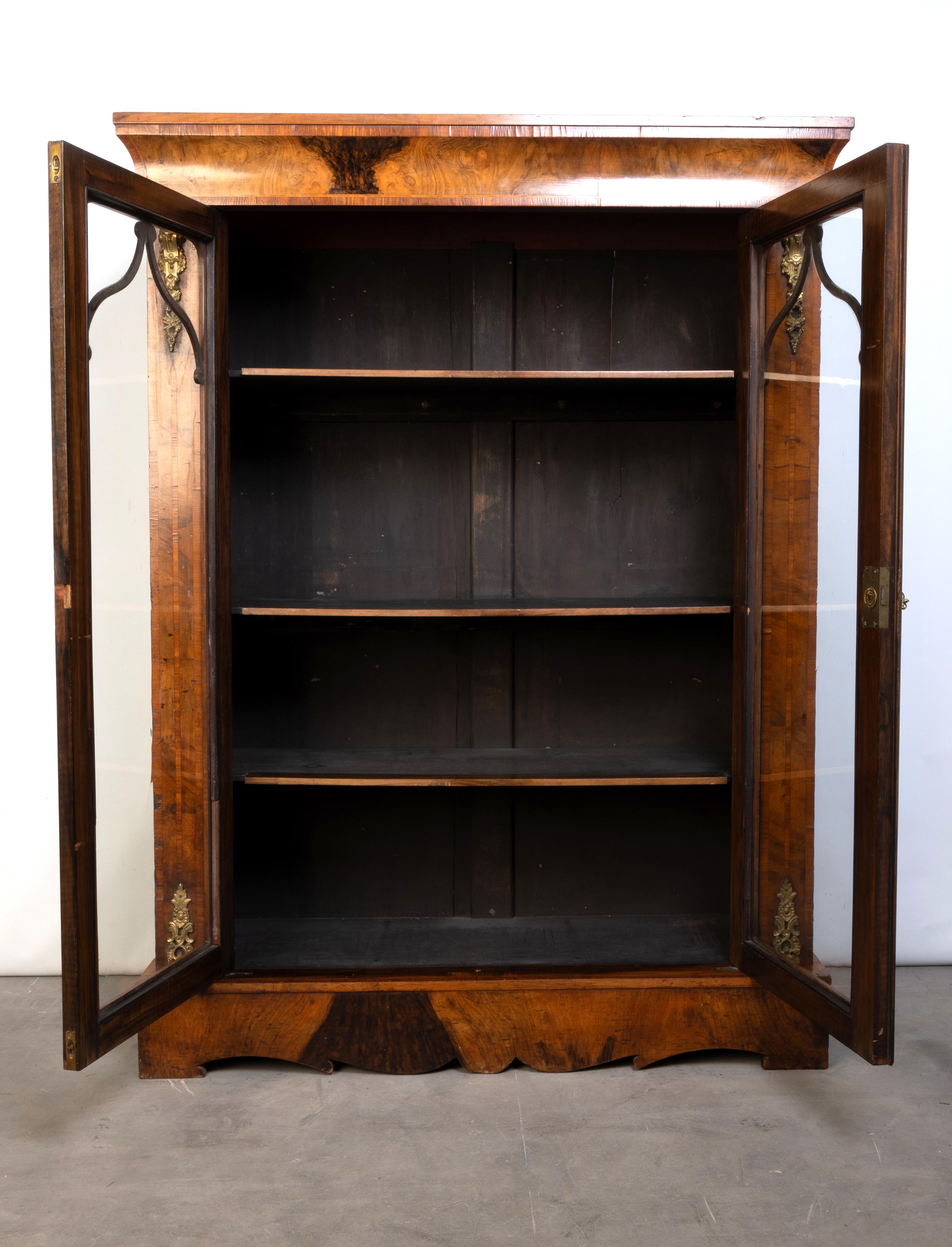 Antico mobile inglese del XIX secolo in legno di noce a due ante smaltate C.1850 in vendita 1