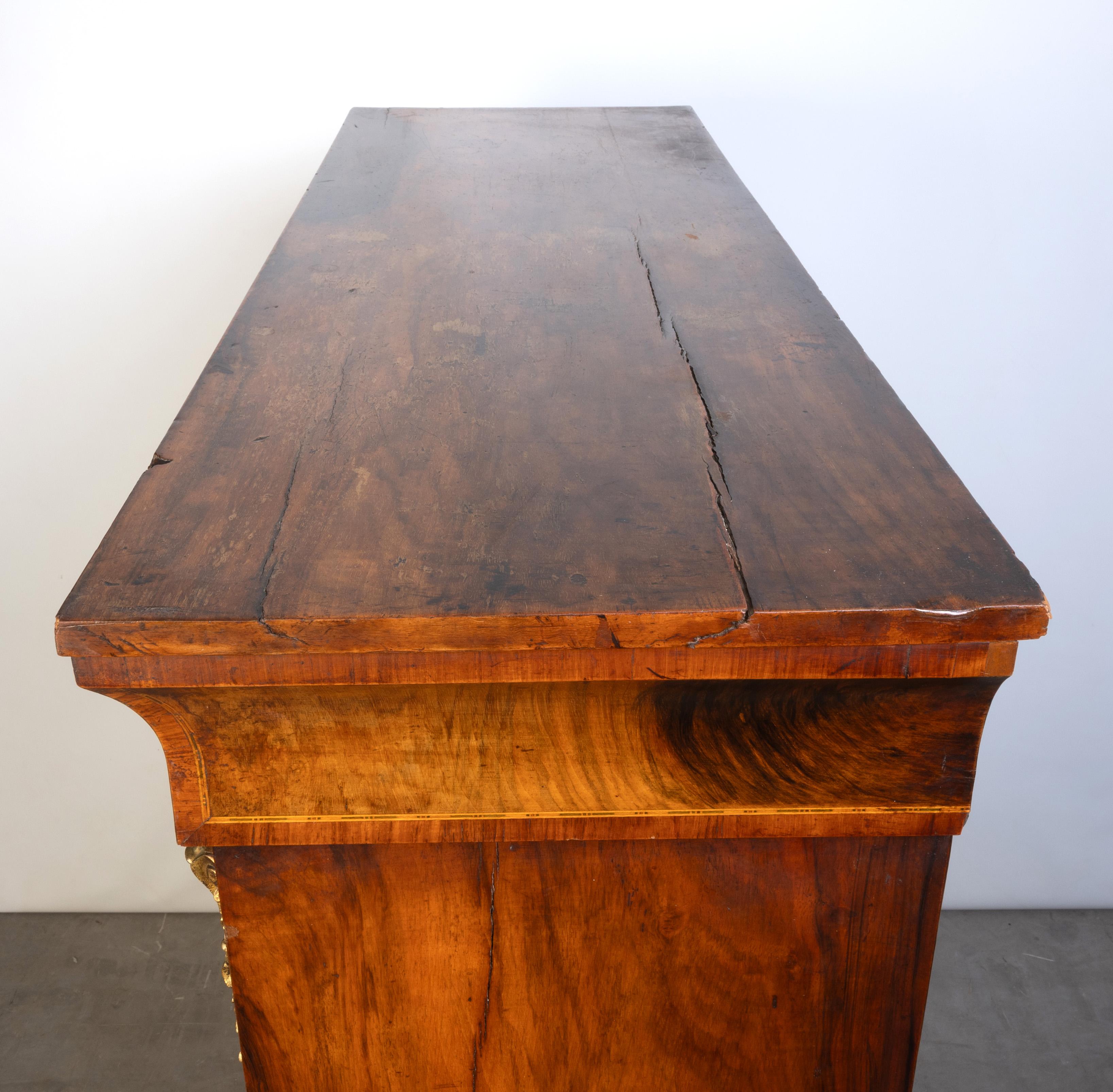 Antico mobile inglese del XIX secolo in legno di noce a due ante smaltate C.1850 in vendita 3