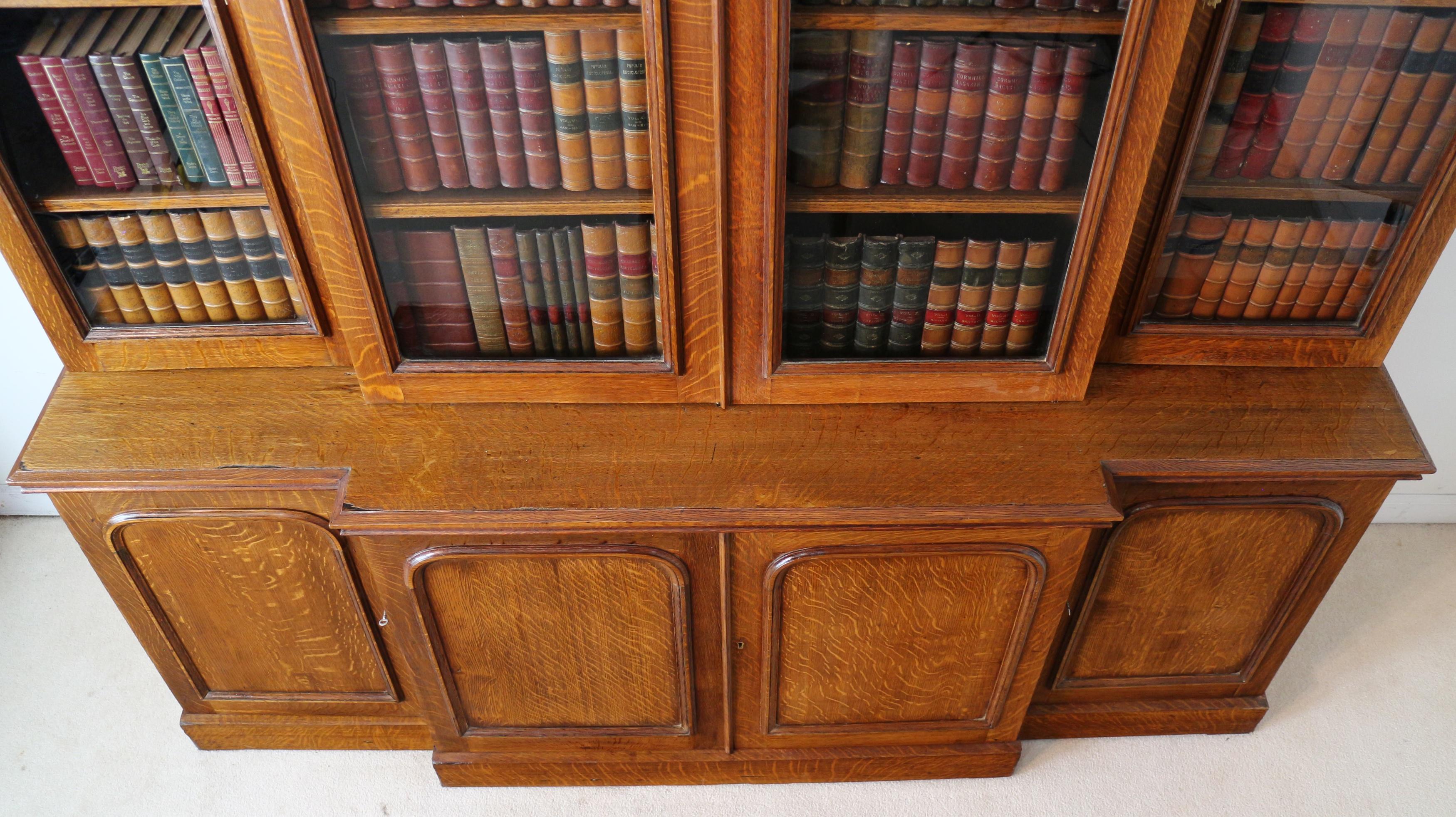 Bibliothèque anglaise ancienne en chêne William IV du 19ème siècle avec façade brisée en vente 1